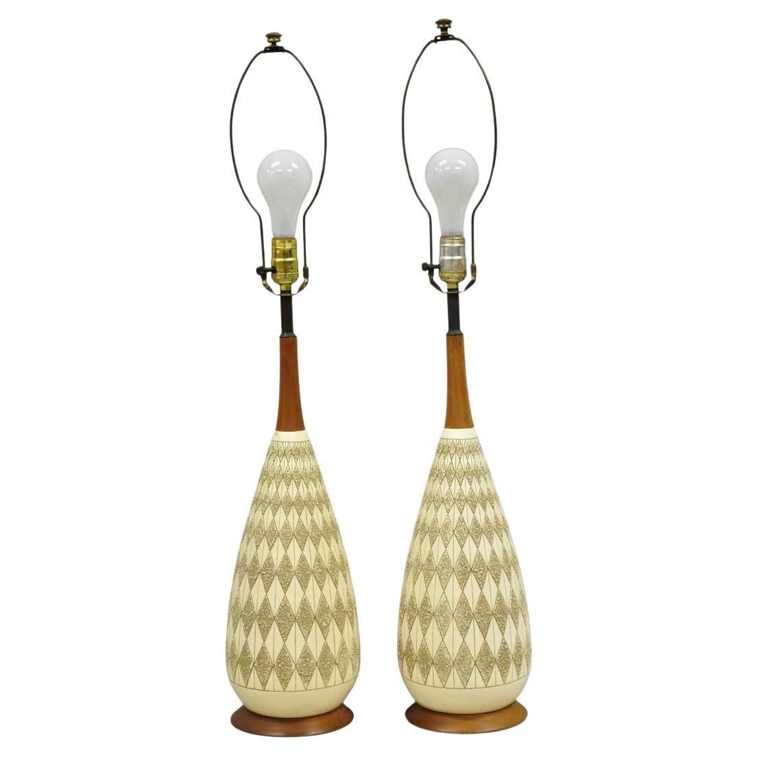 Lampes de table Vintage Mid Century Modern en céramique sculptée et noyer - Paire en vente