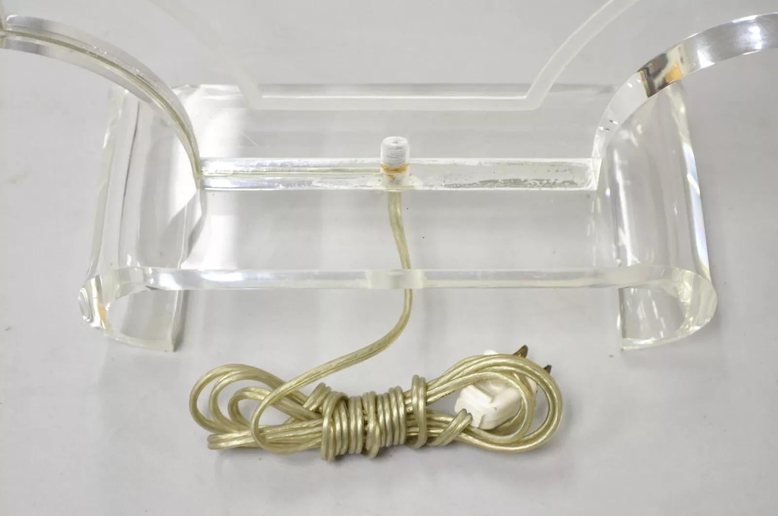 Lampe de table octogonale sculptée en lucite transparente, mi-siècle moderne en vente 3