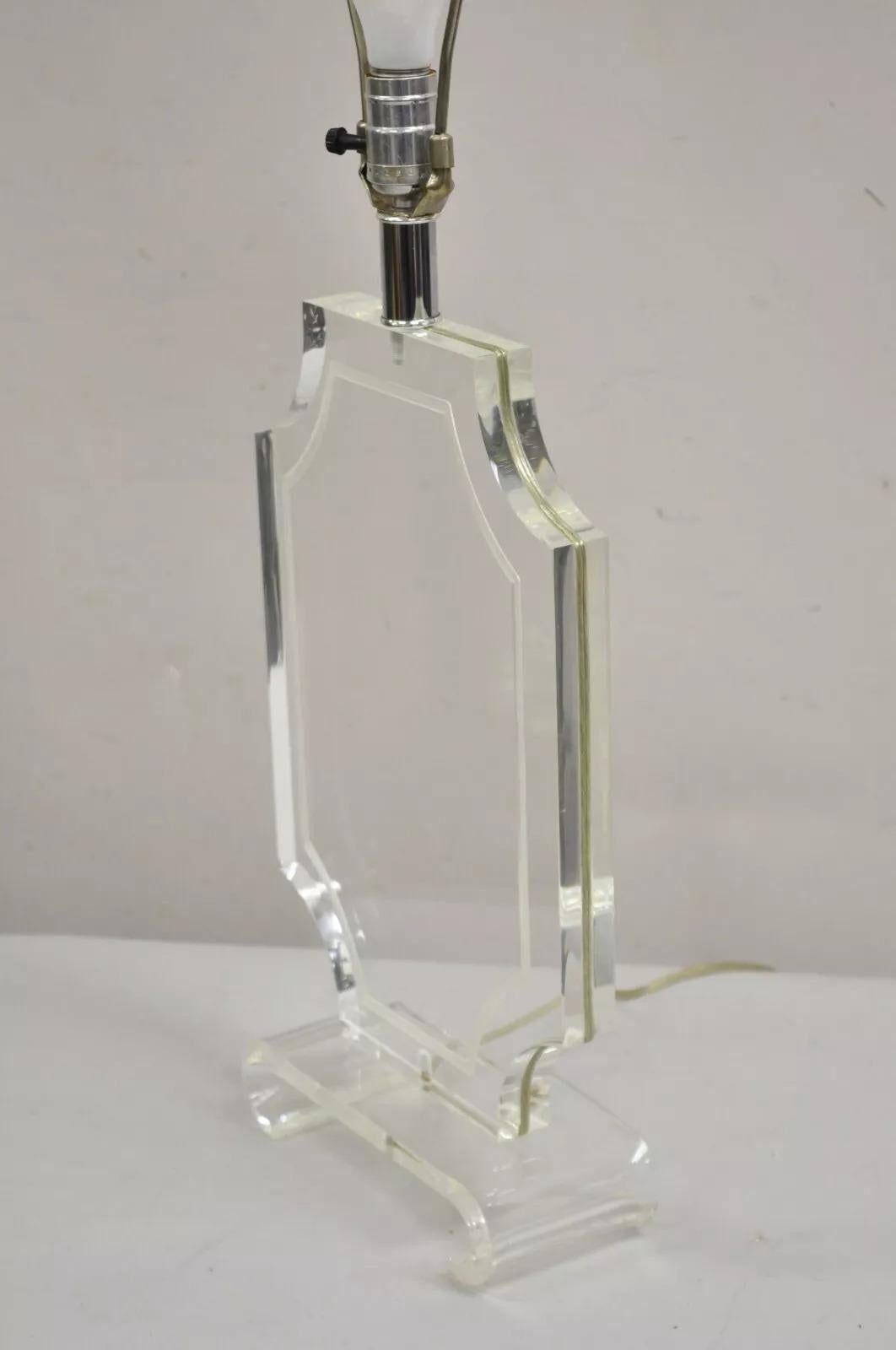 Lampe de table octogonale sculptée en lucite transparente, mi-siècle moderne en vente 4