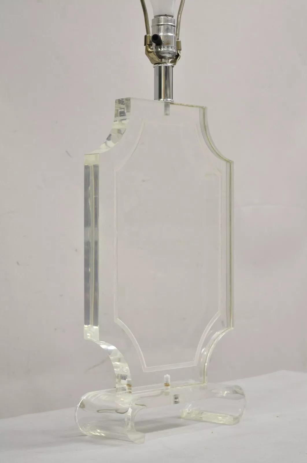 Lampe de table Vintage Mid Century Modern en Lucite transparent sculpté avec des détails gravés, une base en forme de spirale et un rare cordon 