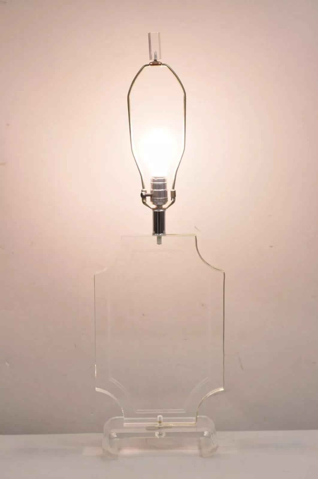 Mid-Century Modern Lampe de table octogonale sculptée en lucite transparente, mi-siècle moderne en vente