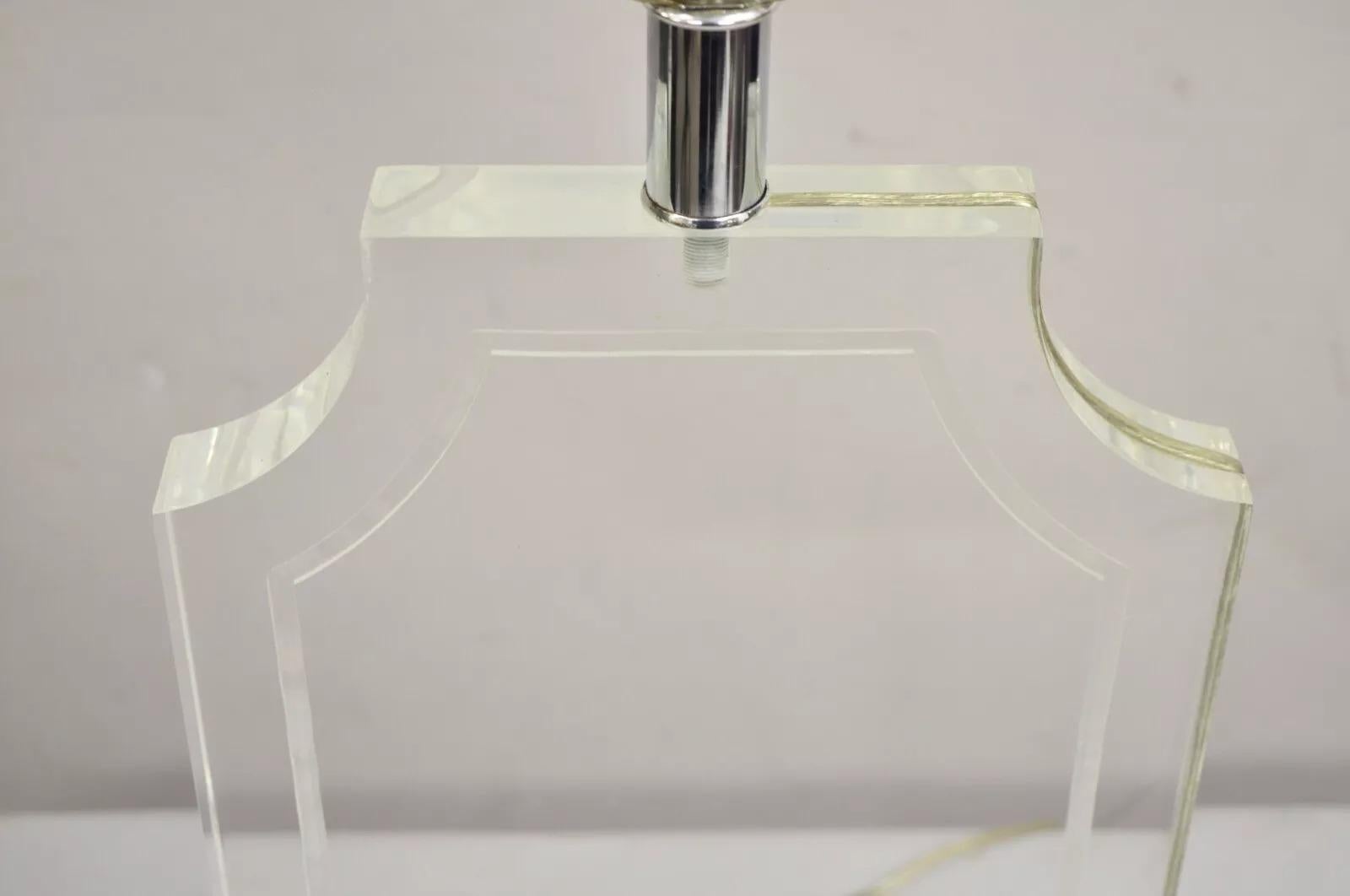 Inconnu Lampe de table octogonale sculptée en lucite transparente, mi-siècle moderne en vente