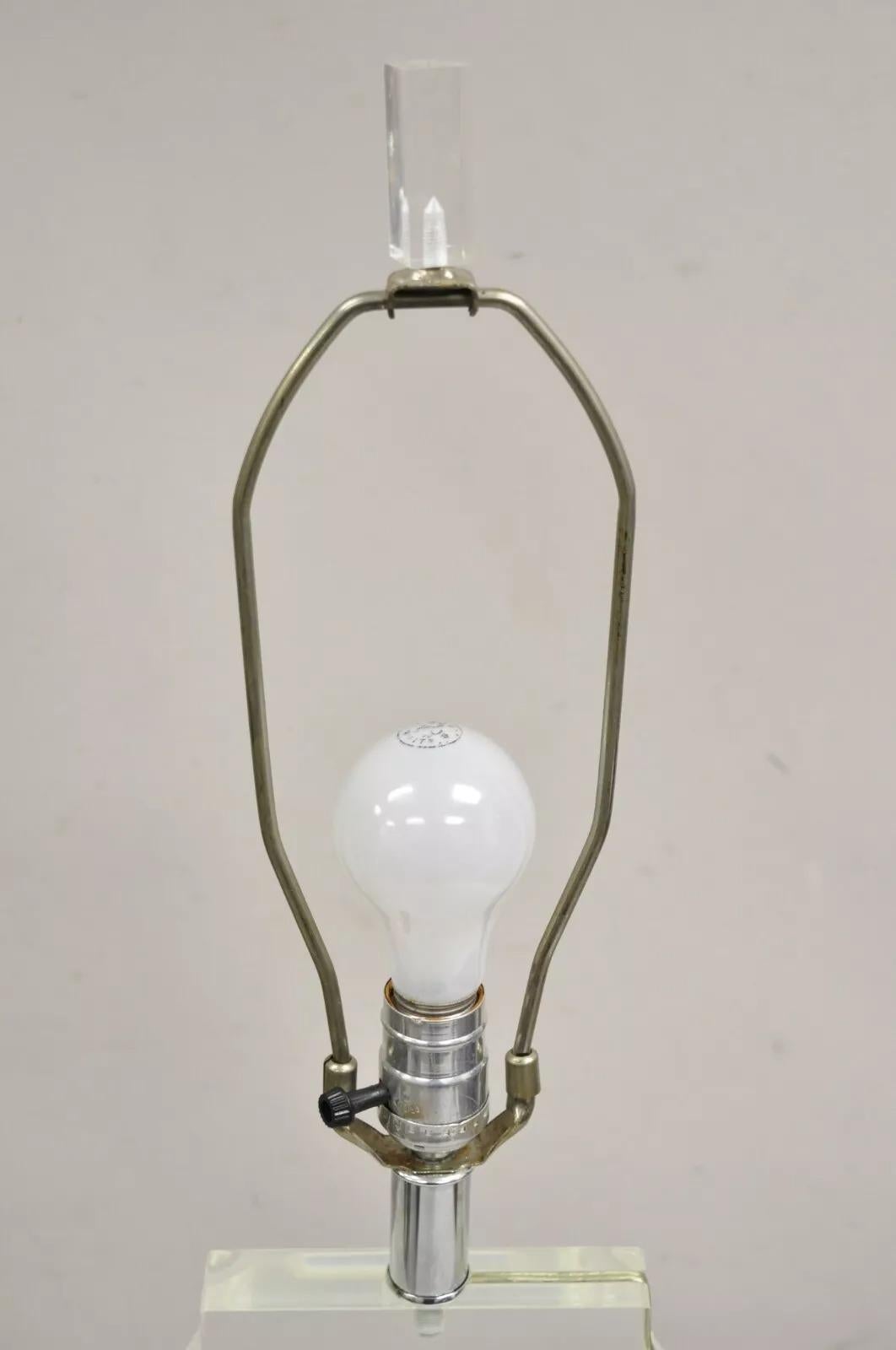 Lampe de table octogonale sculptée en lucite transparente, mi-siècle moderne Bon état - En vente à Philadelphia, PA