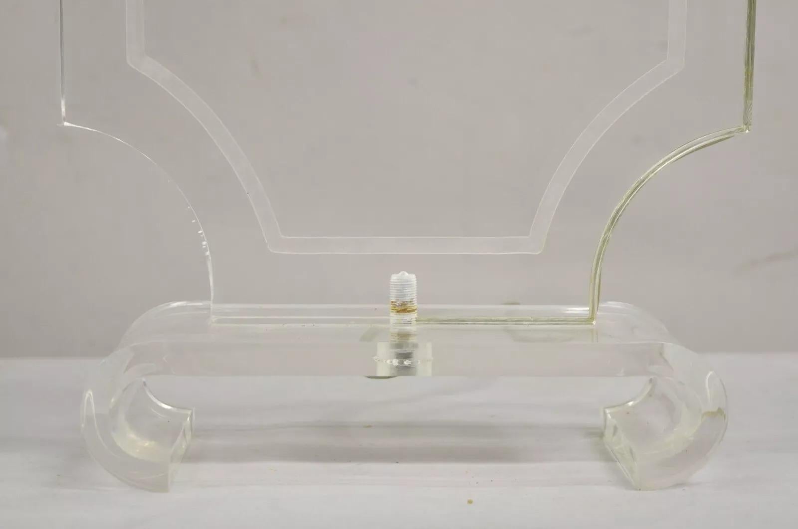 20ième siècle Lampe de table octogonale sculptée en lucite transparente, mi-siècle moderne en vente