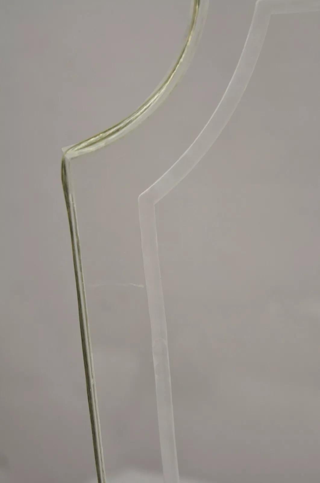 Lucite Lampe de table octogonale sculptée en lucite transparente, mi-siècle moderne en vente