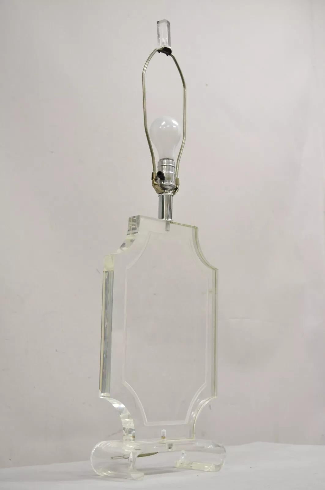 Lampe de table octogonale sculptée en lucite transparente, mi-siècle moderne en vente 1