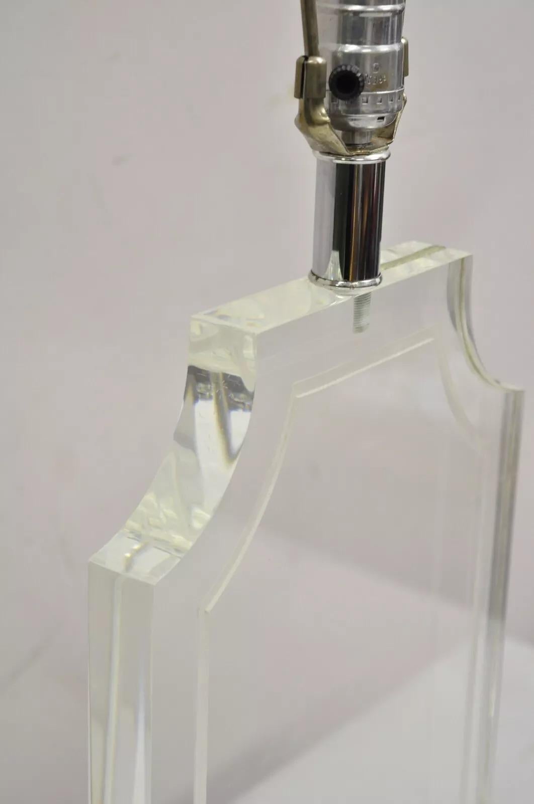 Lampe de table octogonale sculptée en lucite transparente, mi-siècle moderne en vente 2