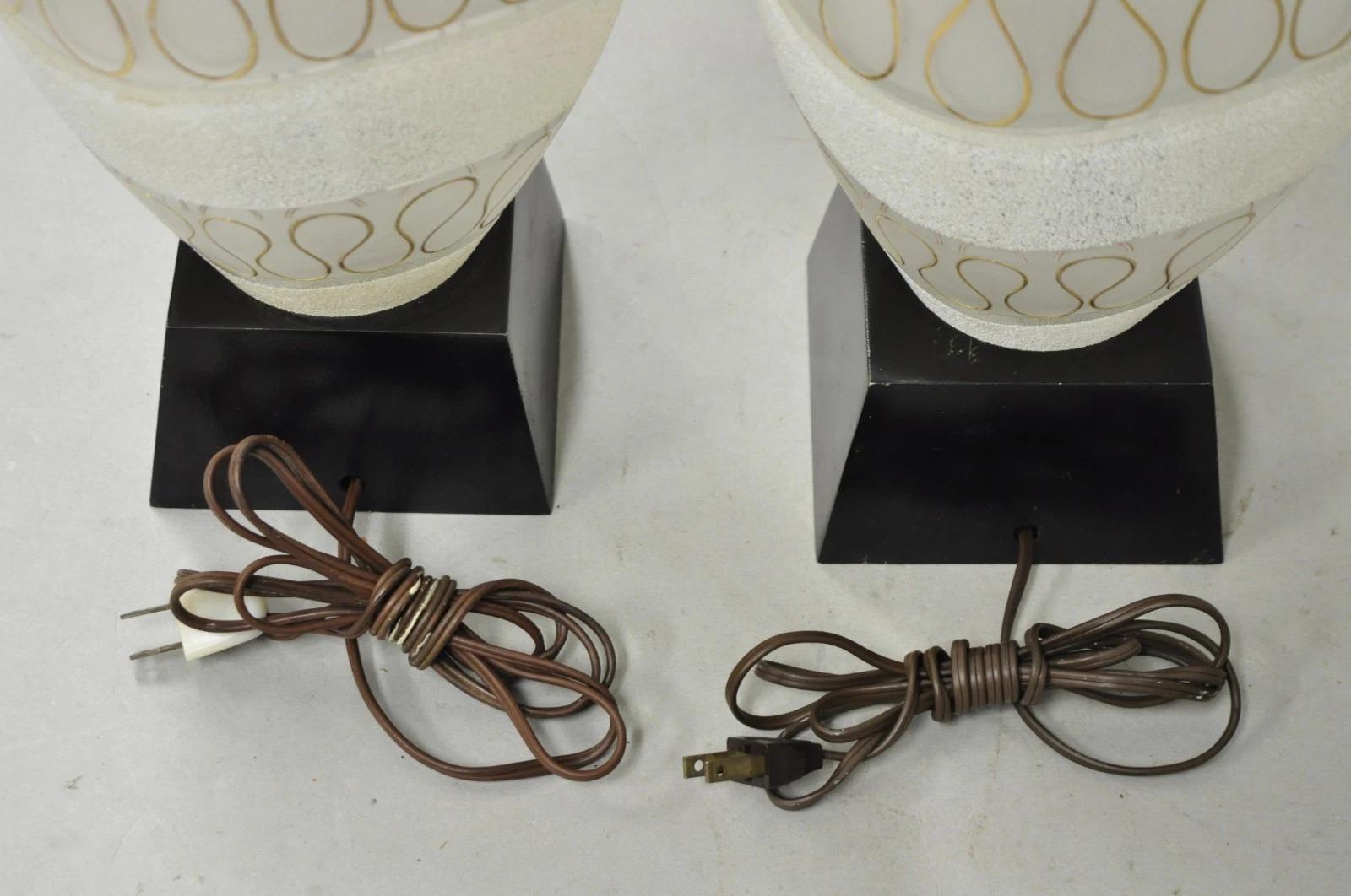 Paire de lampes de table ondulées en verre dépoli sculpté doré Vintage Mid Century Modern en vente 3
