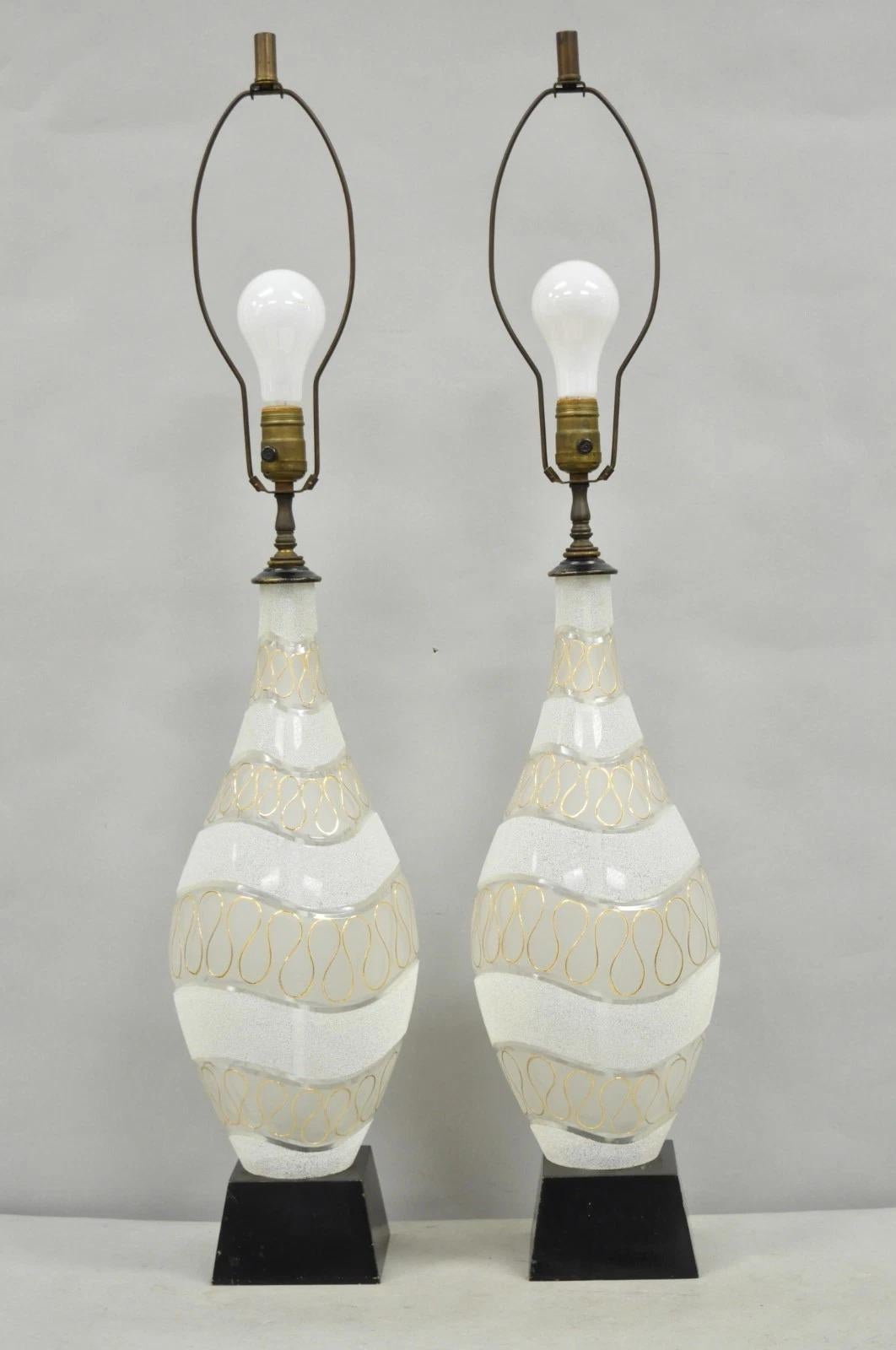 Paire de lampes de table ondulées en verre dépoli sculpté doré Vintage Mid Century Modern en vente 4
