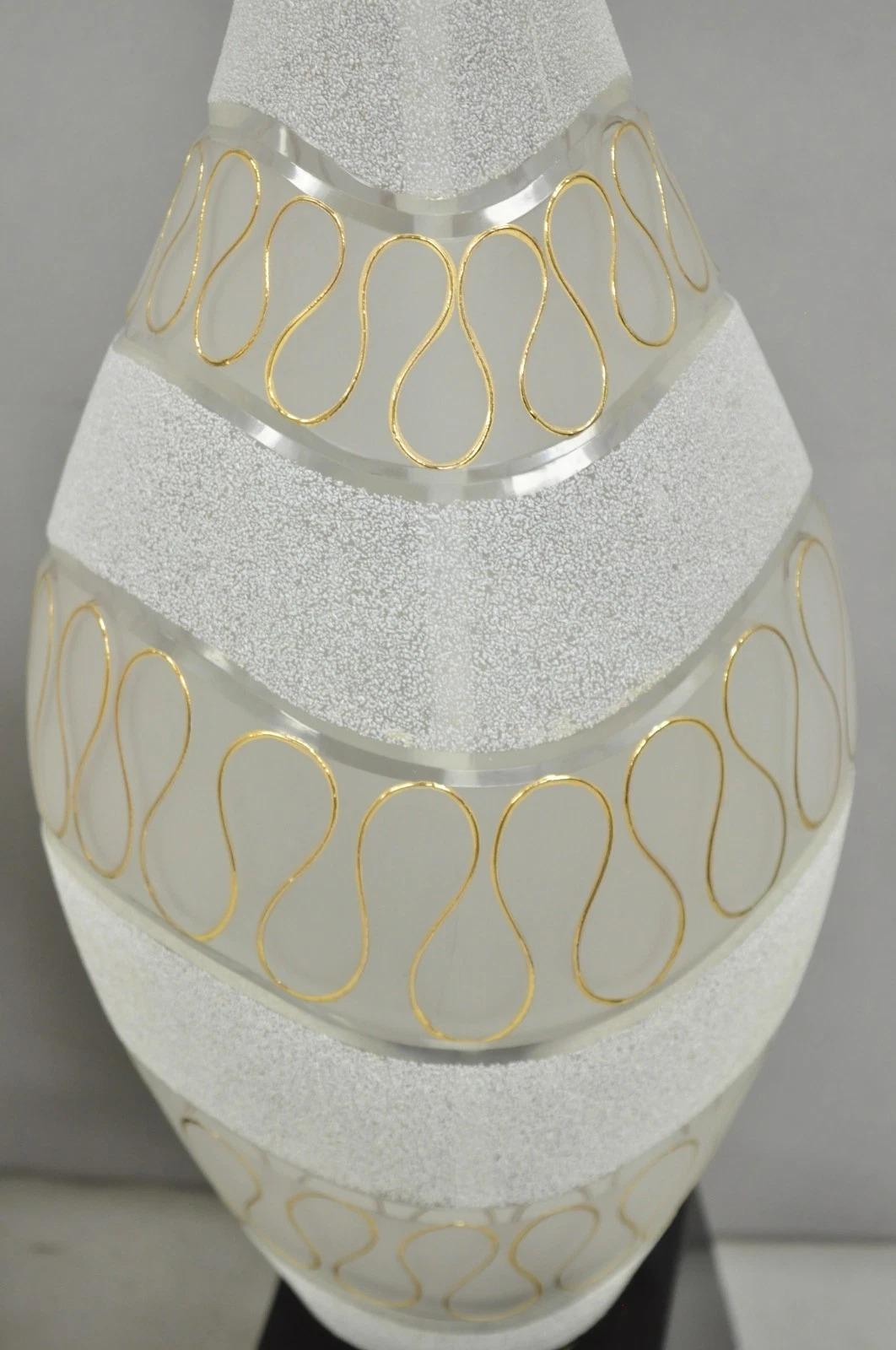 Inconnu Paire de lampes de table ondulées en verre dépoli sculpté doré Vintage Mid Century Modern en vente