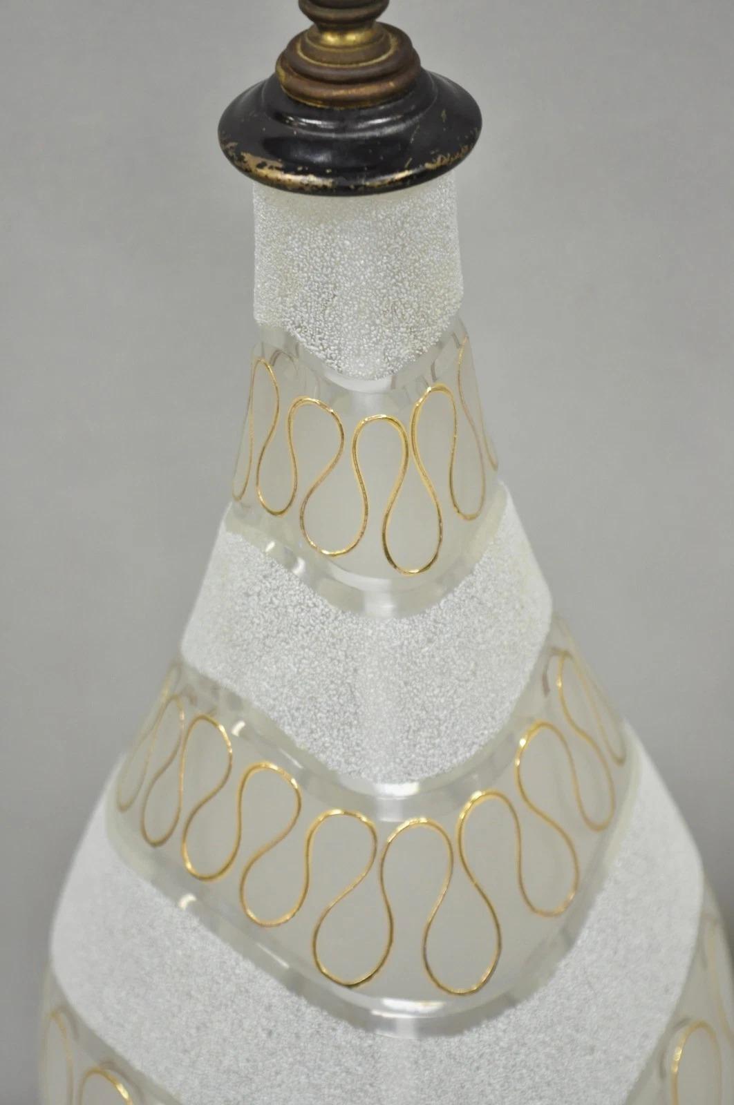 Paire de lampes de table ondulées en verre dépoli sculpté doré Vintage Mid Century Modern Bon état - En vente à Philadelphia, PA