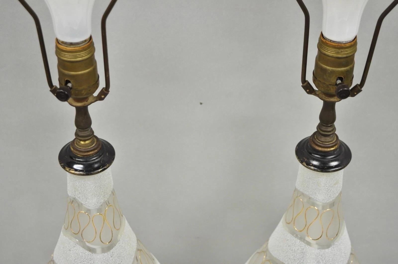 20ième siècle Paire de lampes de table ondulées en verre dépoli sculpté doré Vintage Mid Century Modern en vente