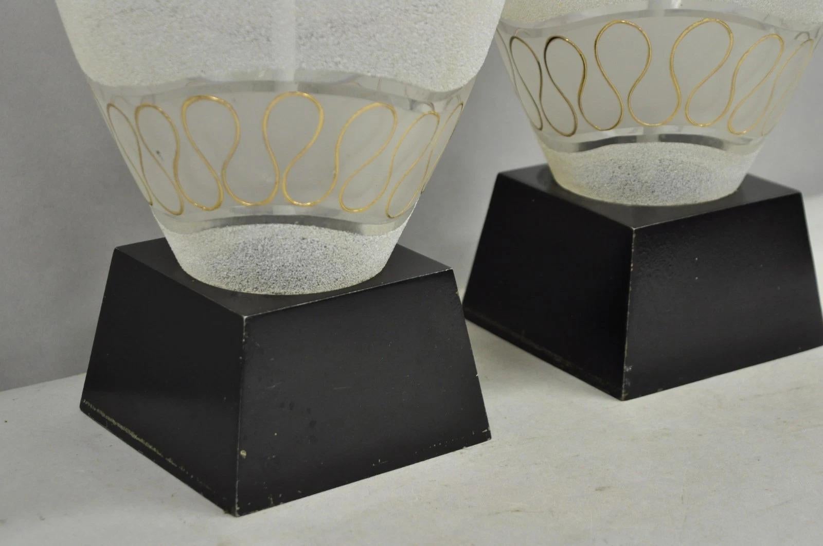 Paire de lampes de table ondulées en verre dépoli sculpté doré Vintage Mid Century Modern en vente 1