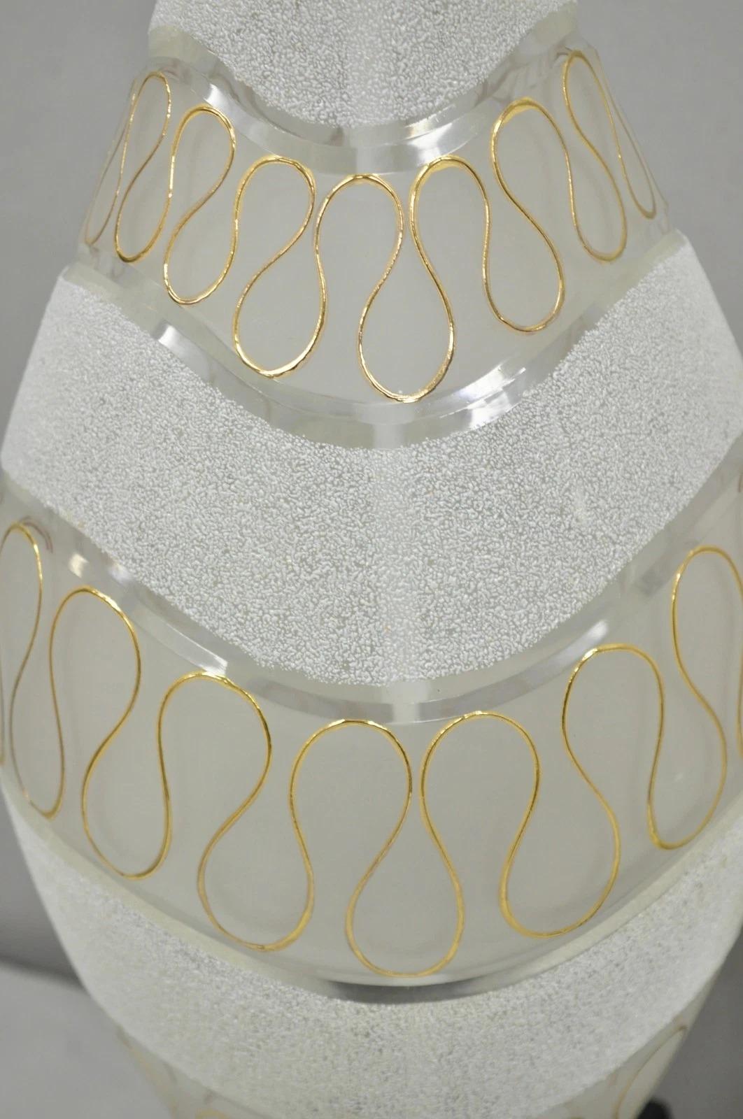 Paire de lampes de table ondulées en verre dépoli sculpté doré Vintage Mid Century Modern en vente 2
