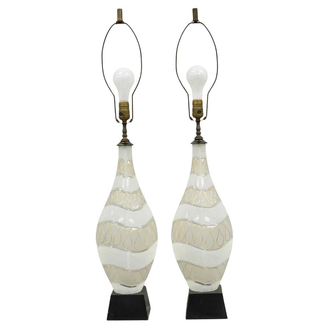Paire de lampes de table ondulées en verre dépoli sculpté doré Vintage Mid Century Modern