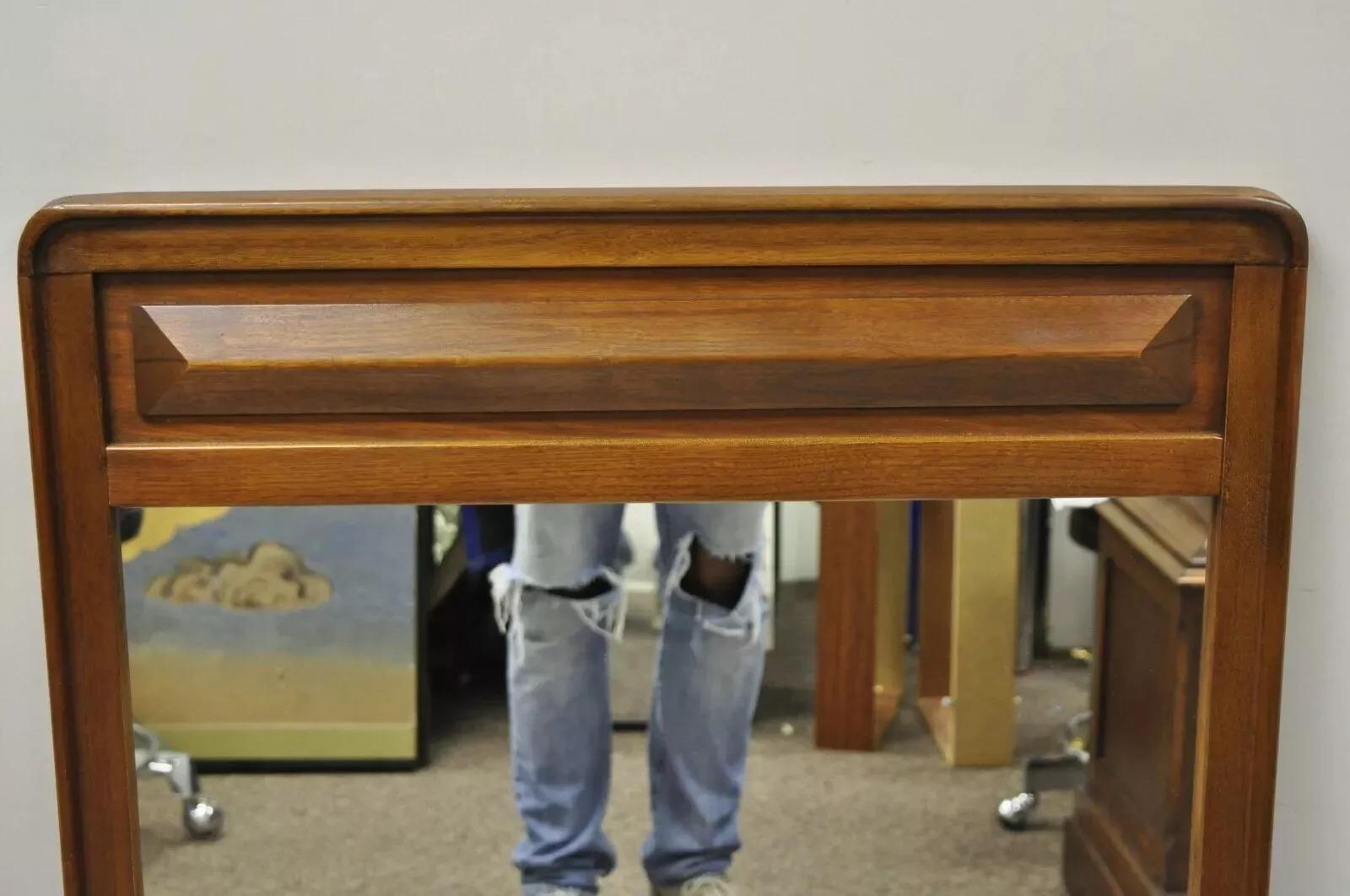 Vintage Mid Century Modern Sculpted Walnut Bedroom Dresser Wall Mirror. L'articolo presenta una struttura in legno massiccio, bellissime venature del legno, linee pulite e moderniste, grande stile e forma. Circa metà del XX secolo. Misure: 46,26