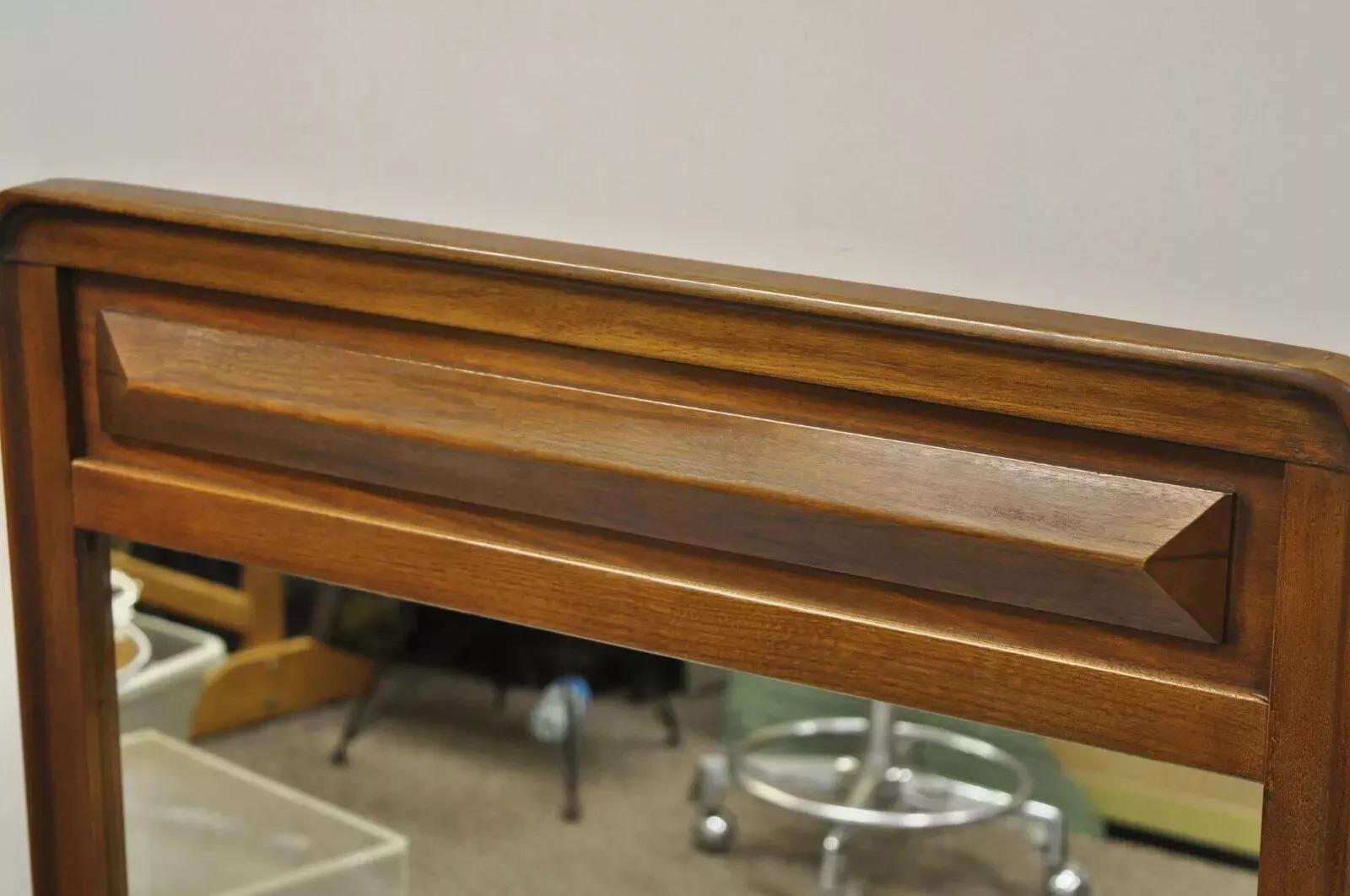 Mid-Century moderno Vintage Mid Century Modern Sculpted Walnut Bedroom Dresser Wall Mirror (Specchio da parete) in vendita