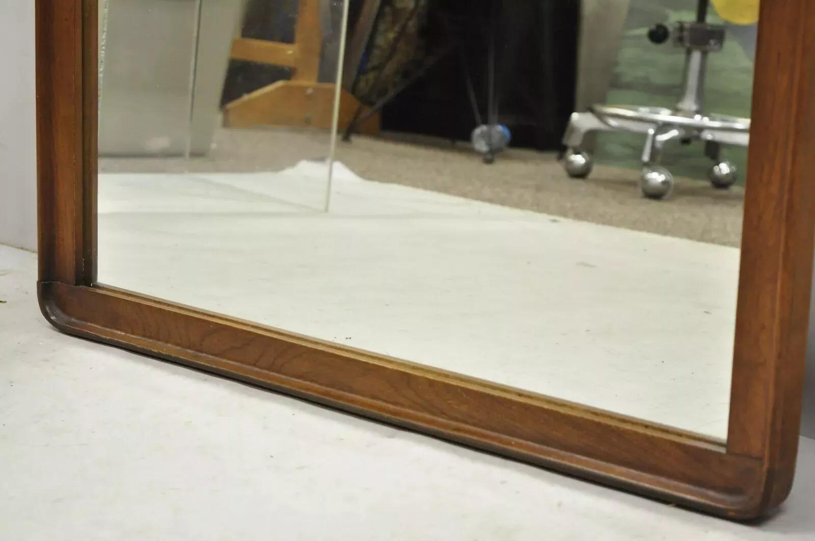 Sconosciuto Vintage Mid Century Modern Sculpted Walnut Bedroom Dresser Wall Mirror (Specchio da parete) in vendita