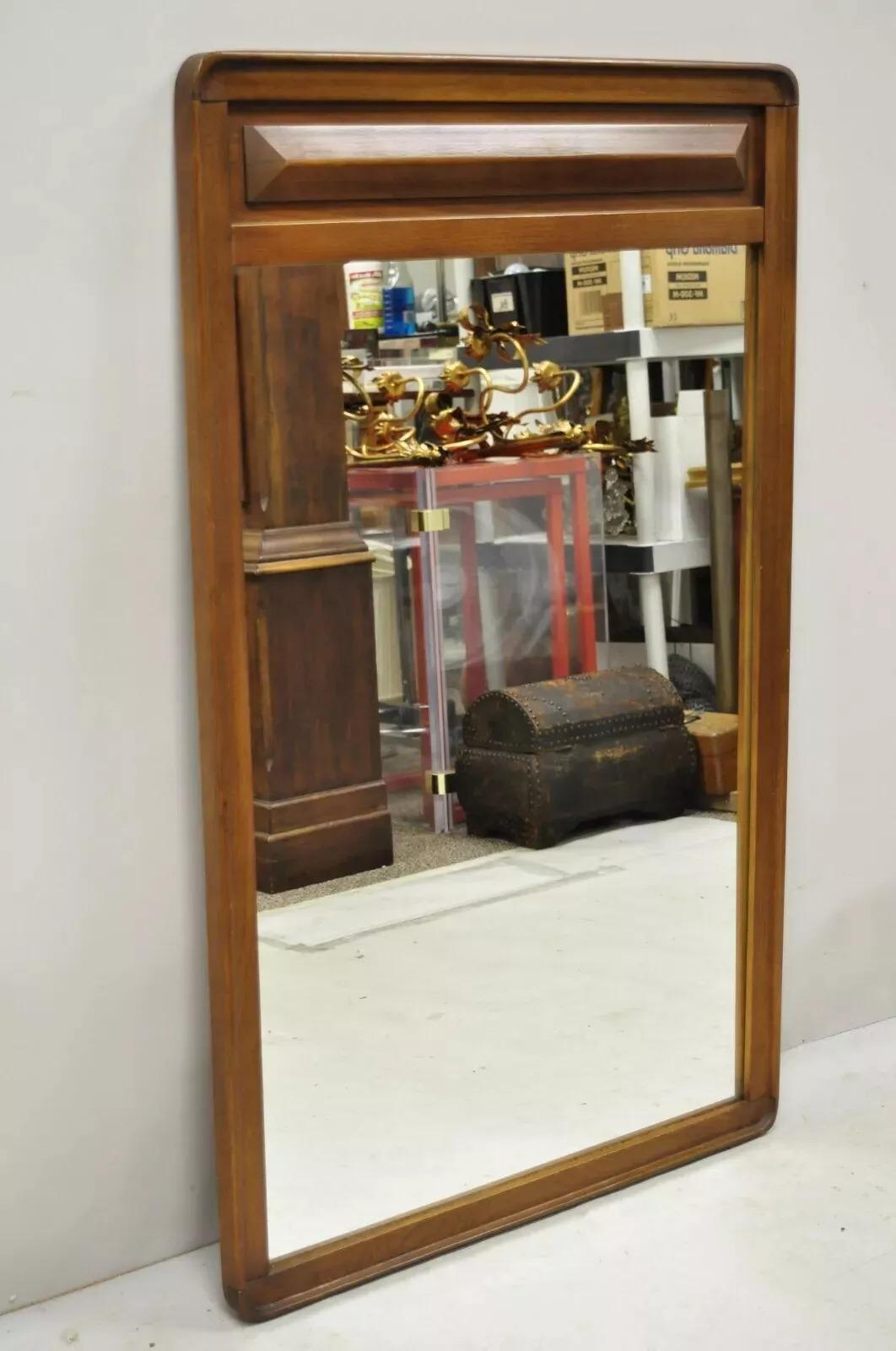 XX secolo Vintage Mid Century Modern Sculpted Walnut Bedroom Dresser Wall Mirror (Specchio da parete) in vendita