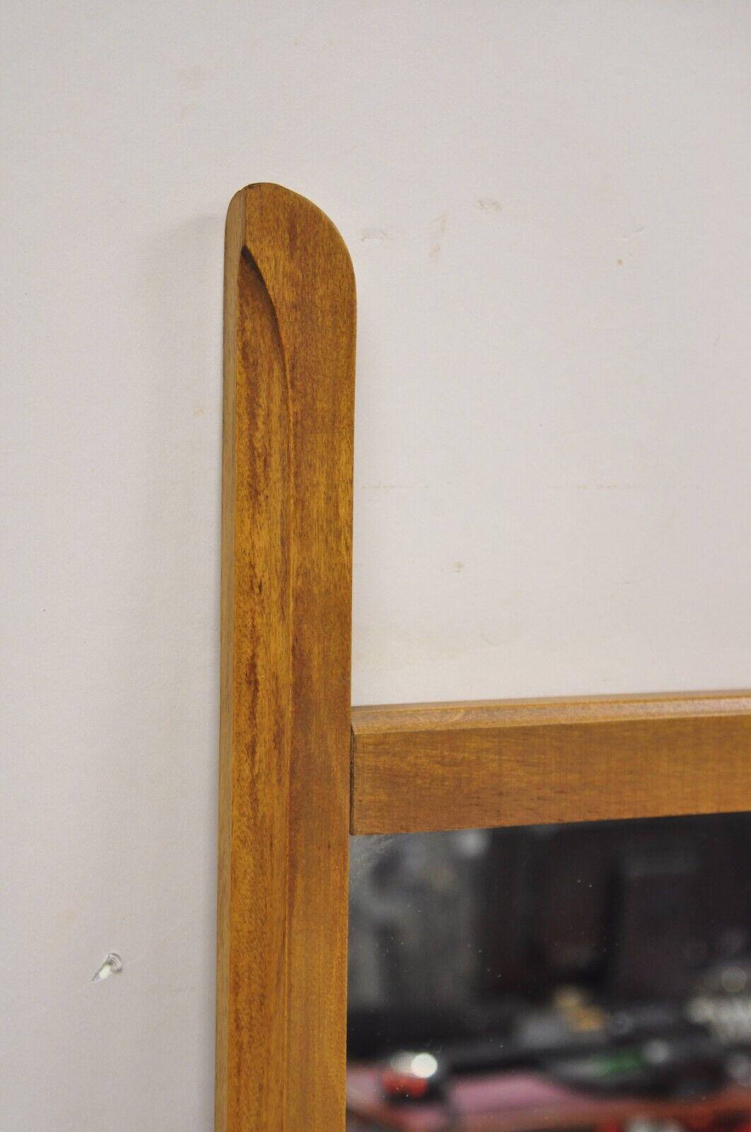 Mid-Century moderno Specchio da parete modernista scolpito in legno di noce della metà del secolo scorso in vendita