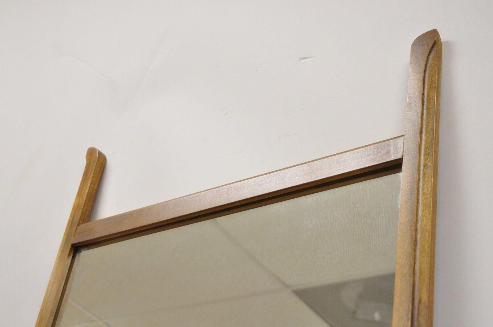 Specchio da parete modernista scolpito in legno di noce della metà del secolo scorso In condizioni buone in vendita a Philadelphia, PA