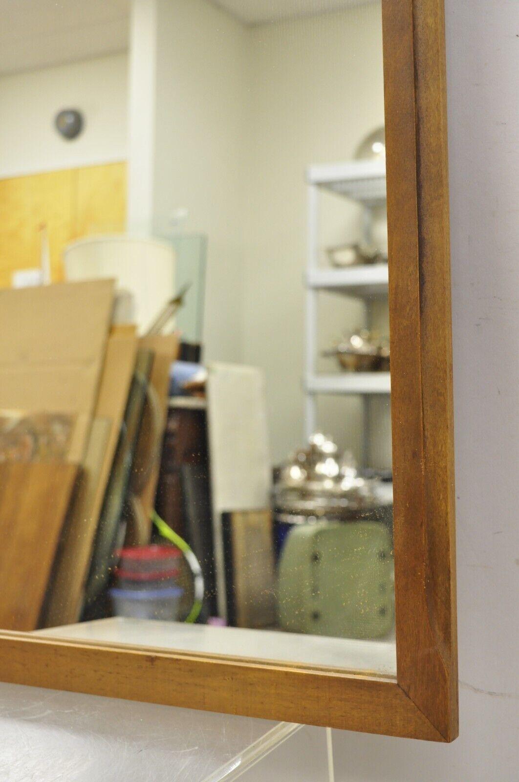 Specchio da parete modernista scolpito in legno di noce della metà del secolo scorso in vendita 1