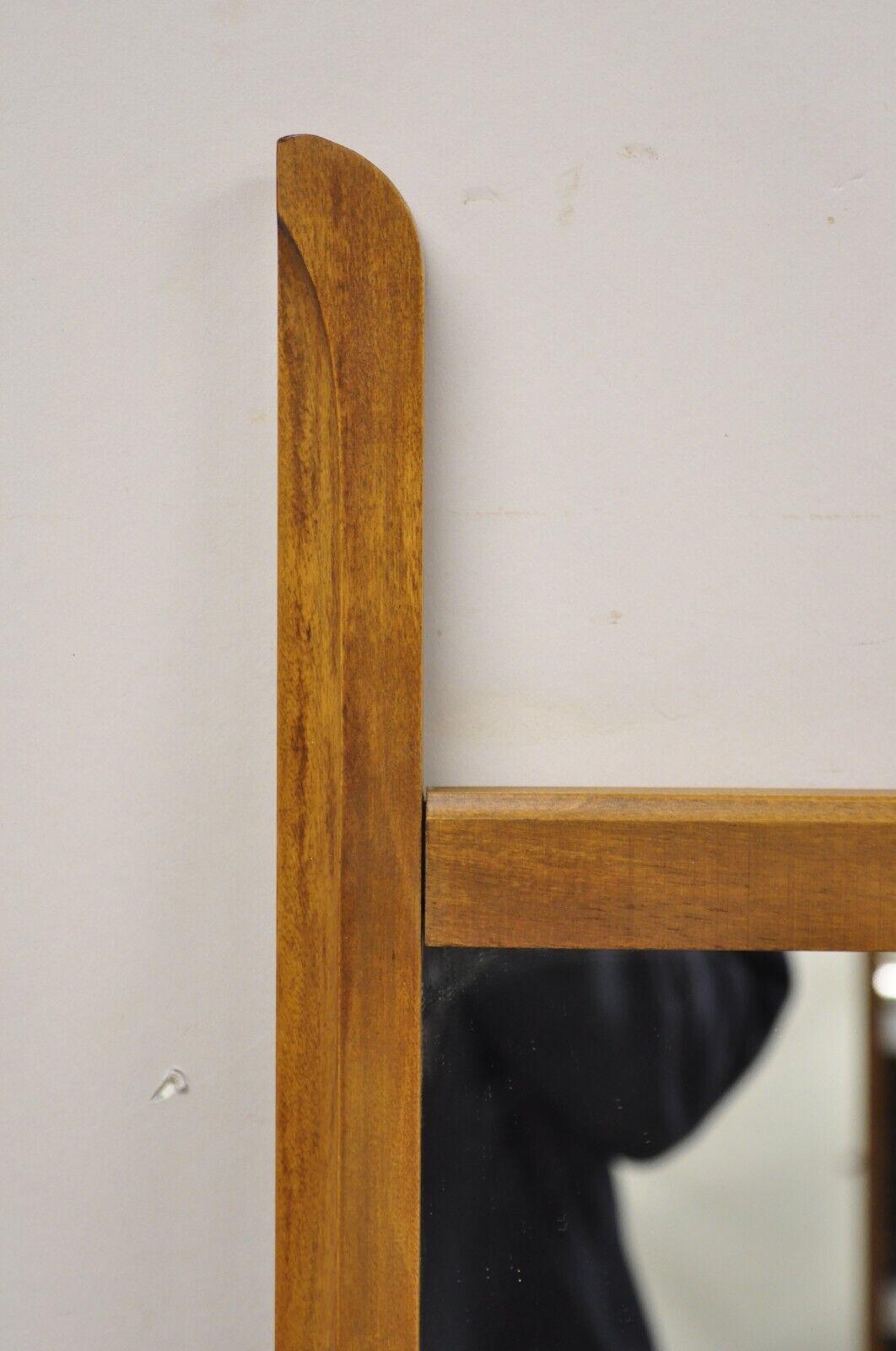Specchio da parete modernista scolpito in legno di noce della metà del secolo scorso in vendita 2