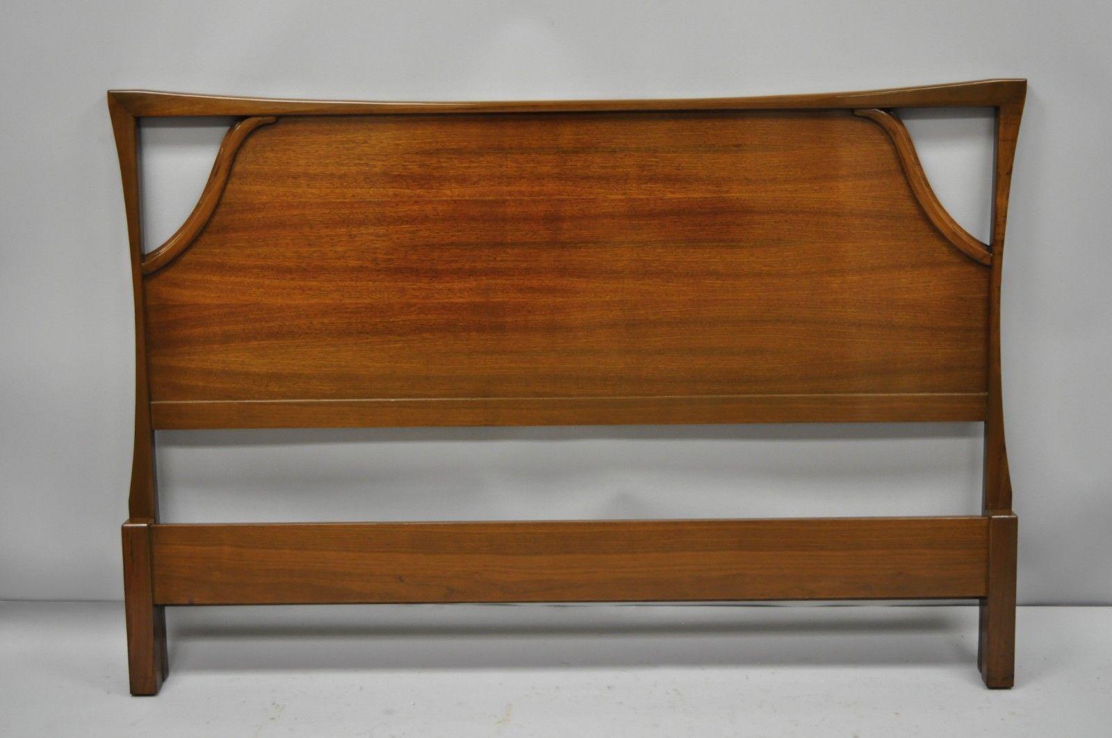 Vintage Mid-Century Modern sculpted walnut full size bed frame. Item features a headboard, low sleek foot board, and bed rails with brackets, beautiful wood grain, clean Modernist lines, sleek sculptural lines, circa 1960. Measurements: Headboard