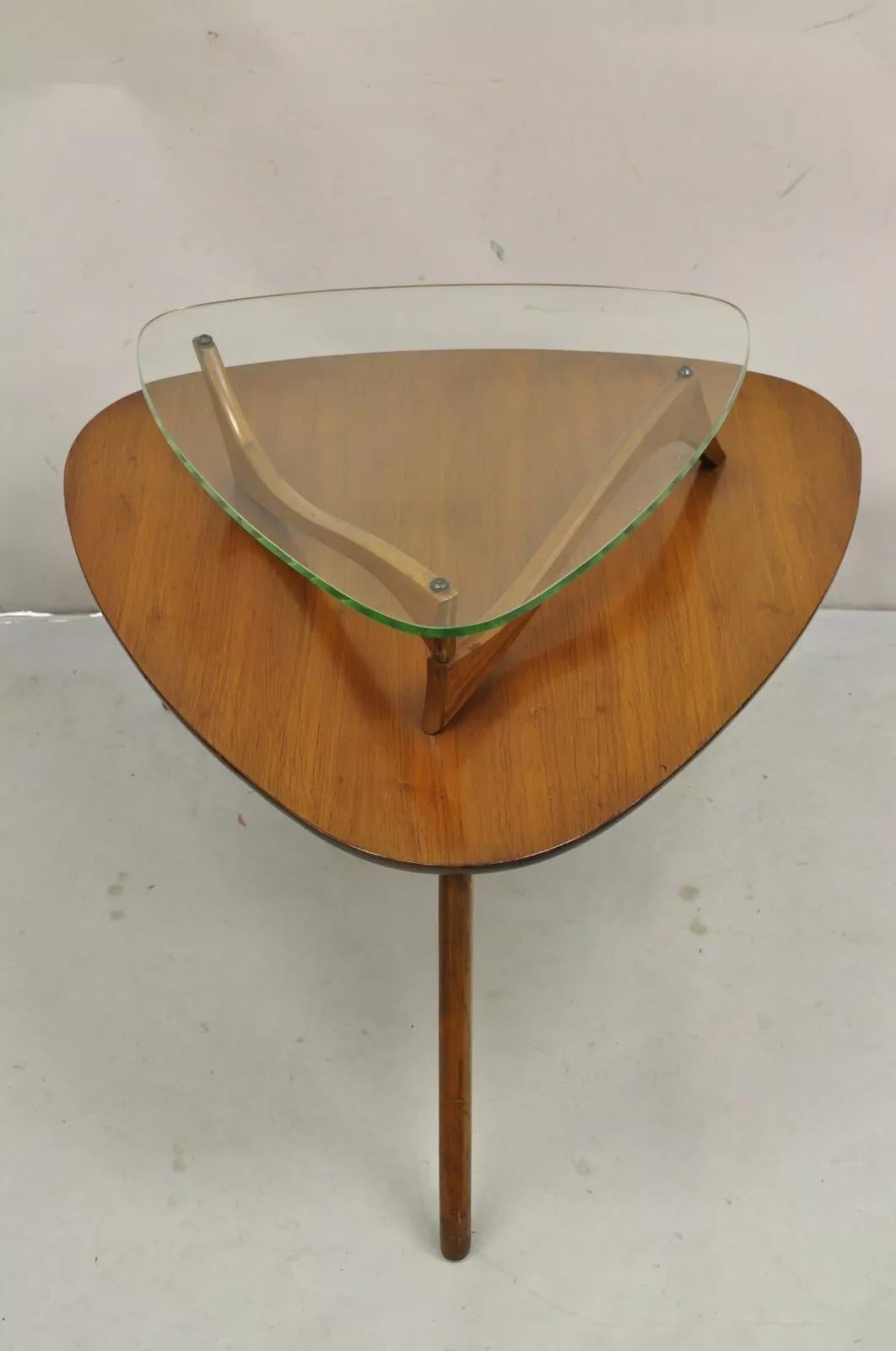 Vintage Mid Century Modern Sculpted Nussbaum Schwebende Glas Beistelltisch (Moderne der Mitte des Jahrhunderts) im Angebot