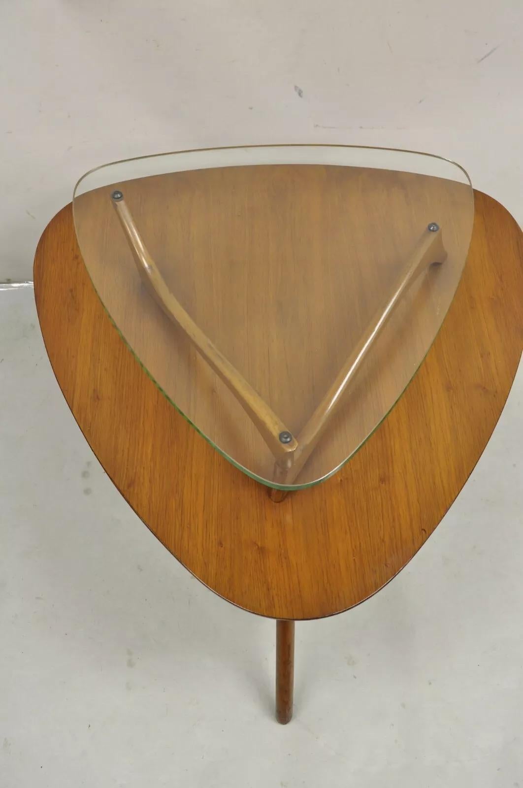 Vintage Mid Century Modern Sculpted Nussbaum Schwebende Glas Beistelltisch (Unbekannt) im Angebot