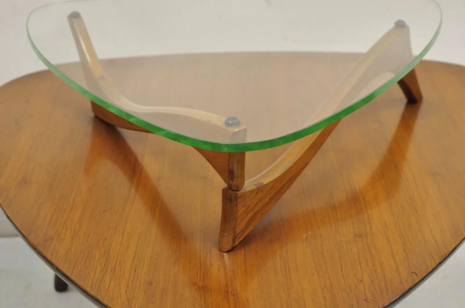 Vintage Mid Century Modern Sculpted Nussbaum Schwebende Glas Beistelltisch (20. Jahrhundert) im Angebot