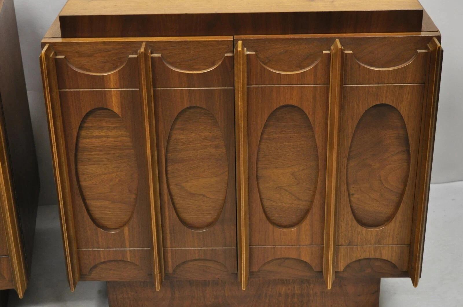 Mid-Century moderno Comodini in noce scolpito vintage del Mid Century Modern di Tobago - Coppia in vendita