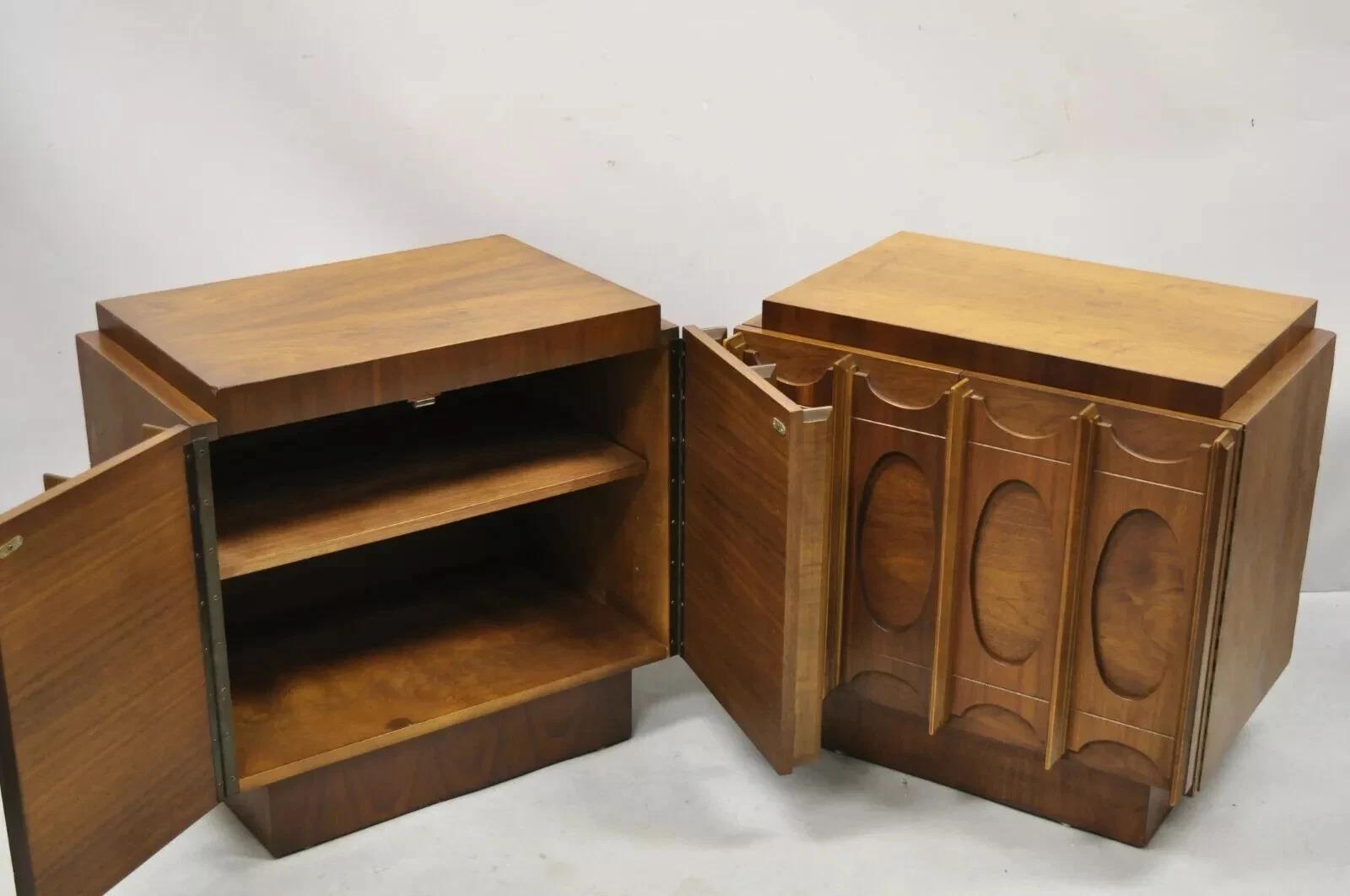 XX secolo Comodini in noce scolpito vintage del Mid Century Modern di Tobago - Coppia in vendita