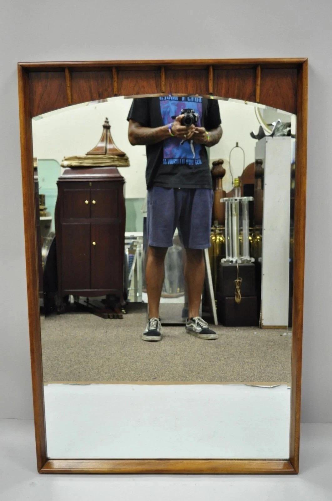 Vintage Mid Century Modern Sculptured Walnut & Rosewood Beveled Glass Wall Mirror (Miroir mural en verre biseauté) en vente 3