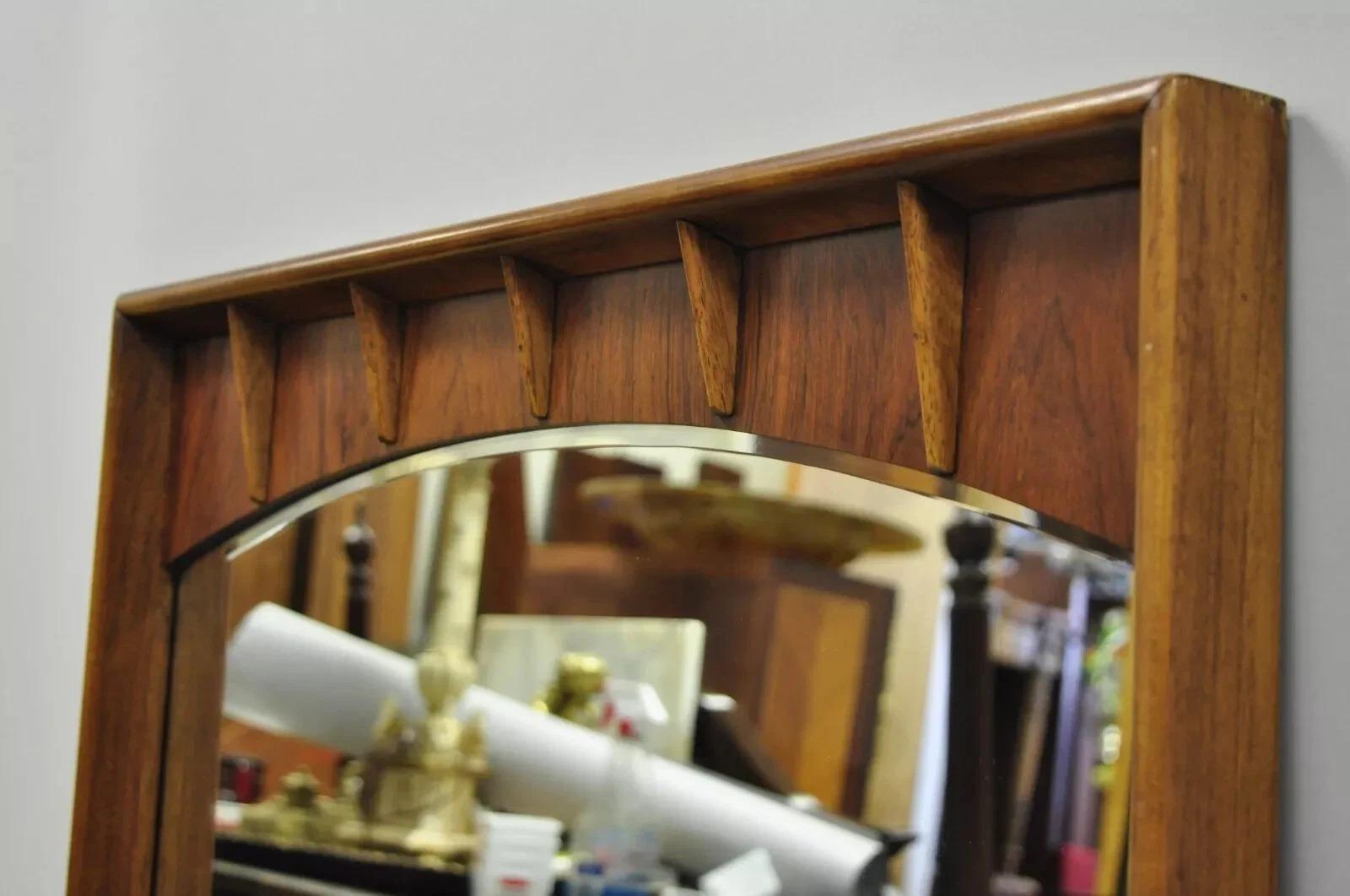 Mid-Century Modern Vintage Mid Century Modern Sculptured Walnut & Rosewood Beveled Glass Wall Mirror (Miroir mural en verre biseauté) en vente