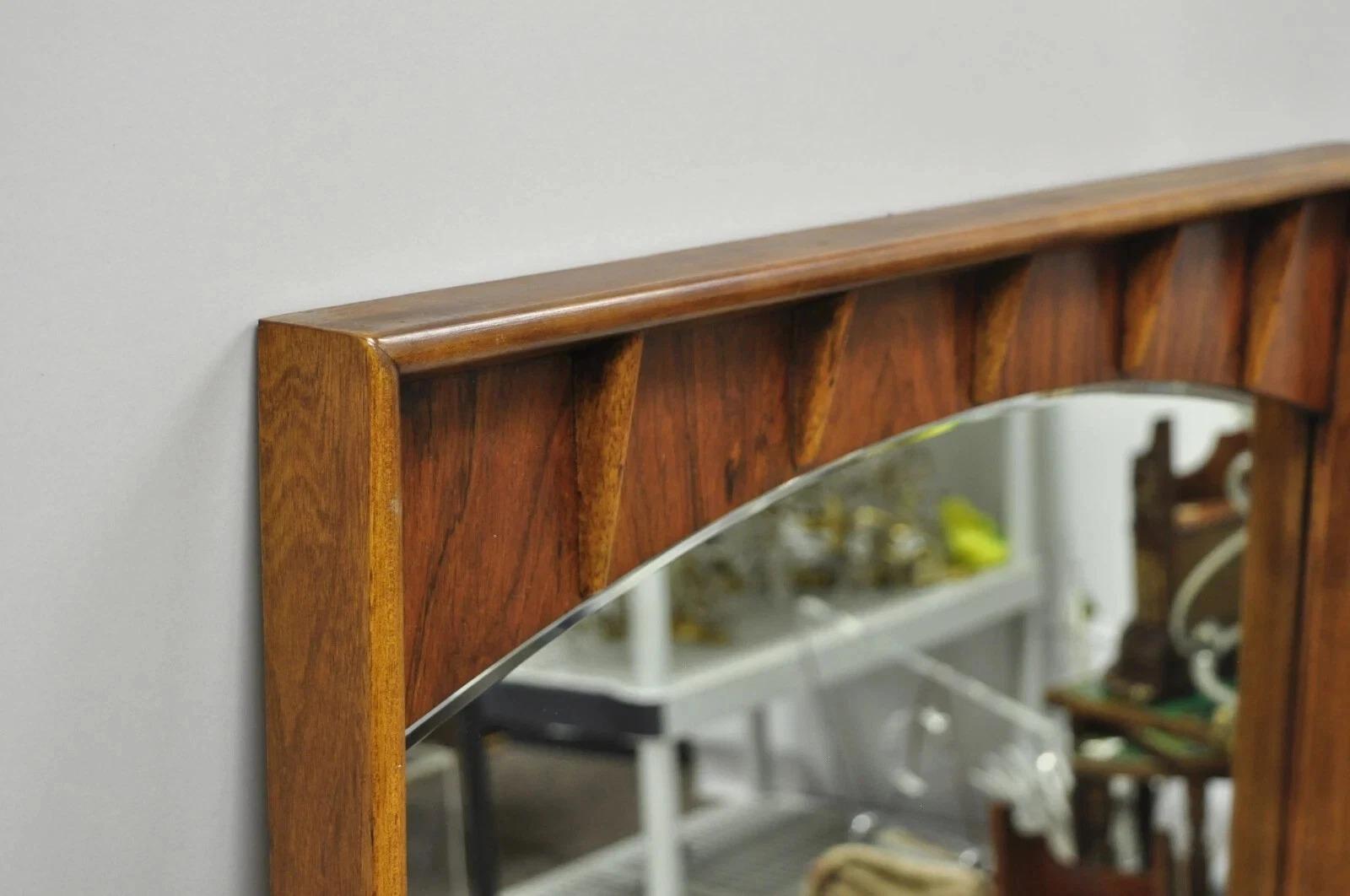 Inconnu Vintage Mid Century Modern Sculptured Walnut & Rosewood Beveled Glass Wall Mirror (Miroir mural en verre biseauté) en vente