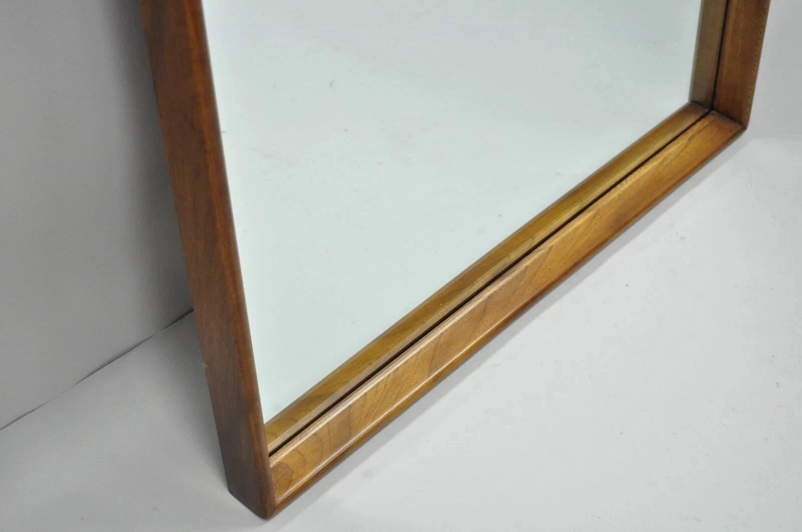 Vintage Mid Century Modern Sculptured Walnut & Rosewood Beveled Glass Wall Mirror (Miroir mural en verre biseauté) Bon état - En vente à Philadelphia, PA