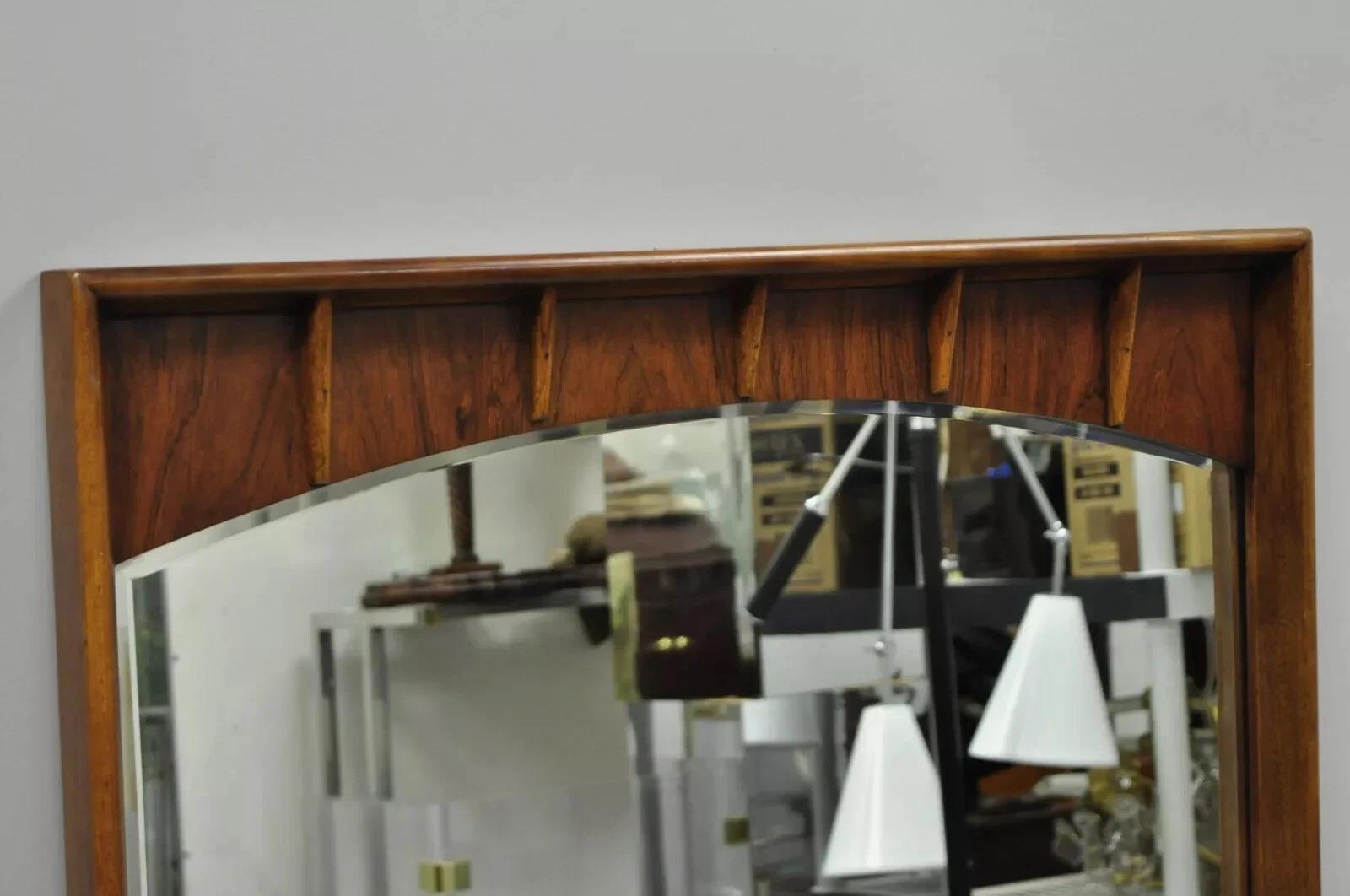 20ième siècle Vintage Mid Century Modern Sculptured Walnut & Rosewood Beveled Glass Wall Mirror (Miroir mural en verre biseauté) en vente