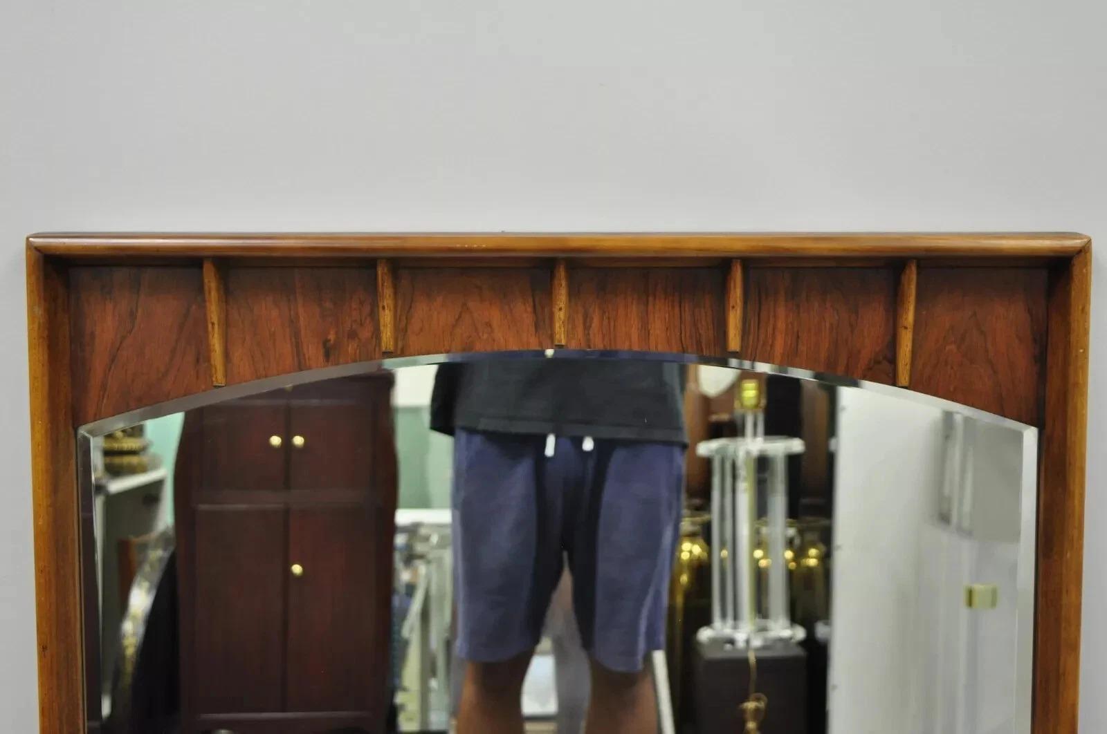 Vintage Mid Century Modern Sculptured Walnut & Rosewood Beveled Glass Wall Mirror (Miroir mural en verre biseauté) en vente 1