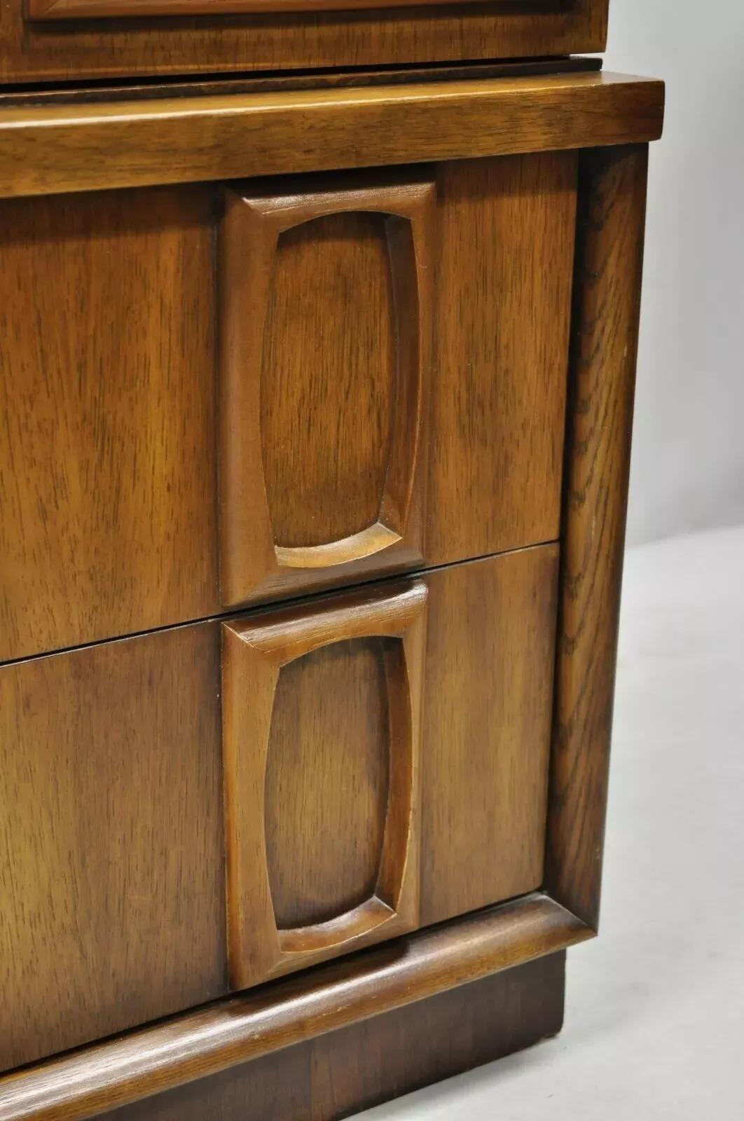 Armario Cómoda Armario Vintage Mid Century Modern Sculpted Walnut Tall Chest en venta 5