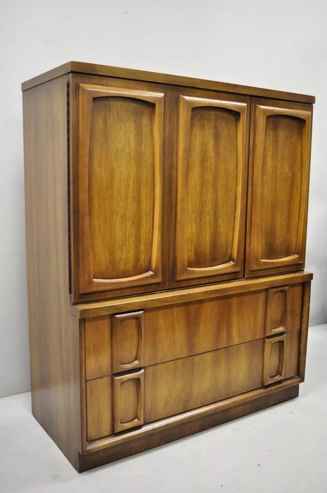 Armario Cómoda Armario Vintage Mid Century Modern Sculpted Walnut Tall Chest. Artículo con tiradores de madera esculpida, hermosas vetas de madera, 2 puertas batientes, 5 cajones con cola de milano, líneas modernistas limpias, gran estilo y forma.