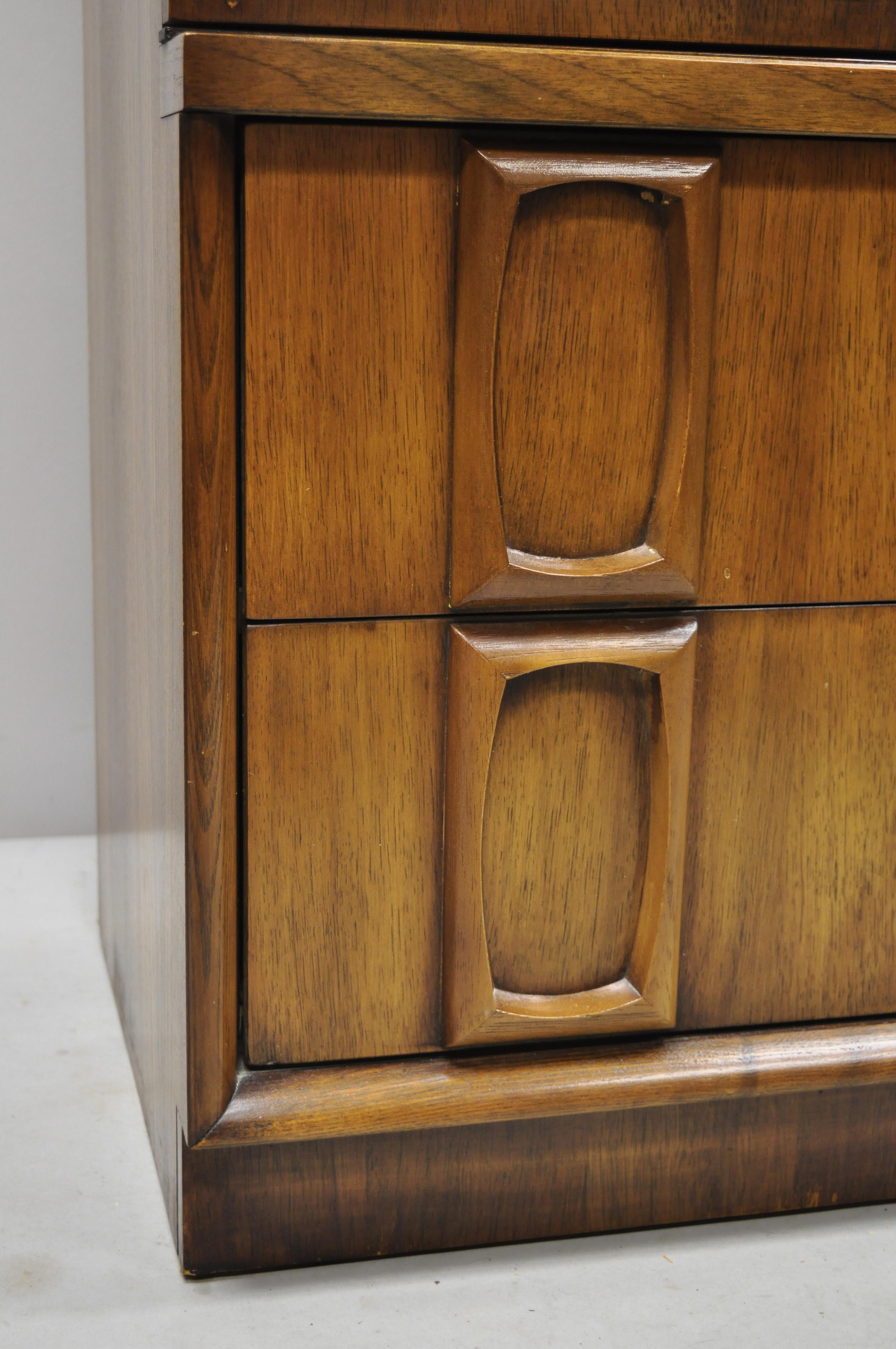 Américain Vintage Mid-Century Modern Sculptured Walnut Tall Chest Dresser Armoire Cabinet en vente