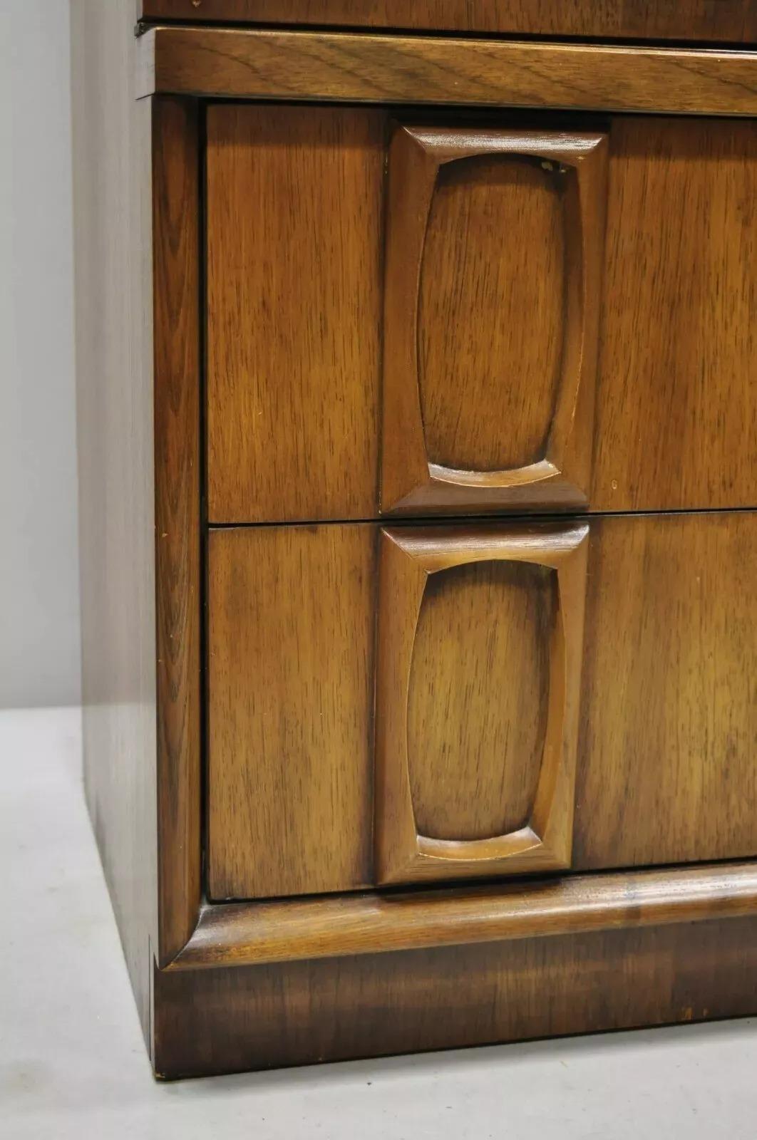 Armario Cómoda Armario Vintage Mid Century Modern Sculpted Walnut Tall Chest Moderno de mediados de siglo en venta
