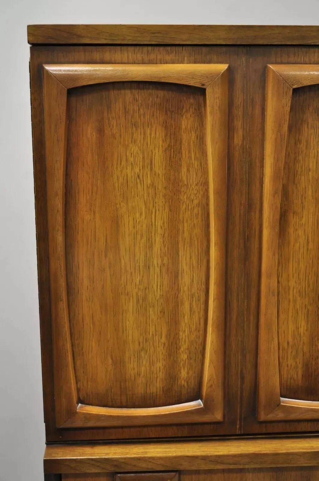 Armario Cómoda Armario Vintage Mid Century Modern Sculpted Walnut Tall Chest Desconocido en venta