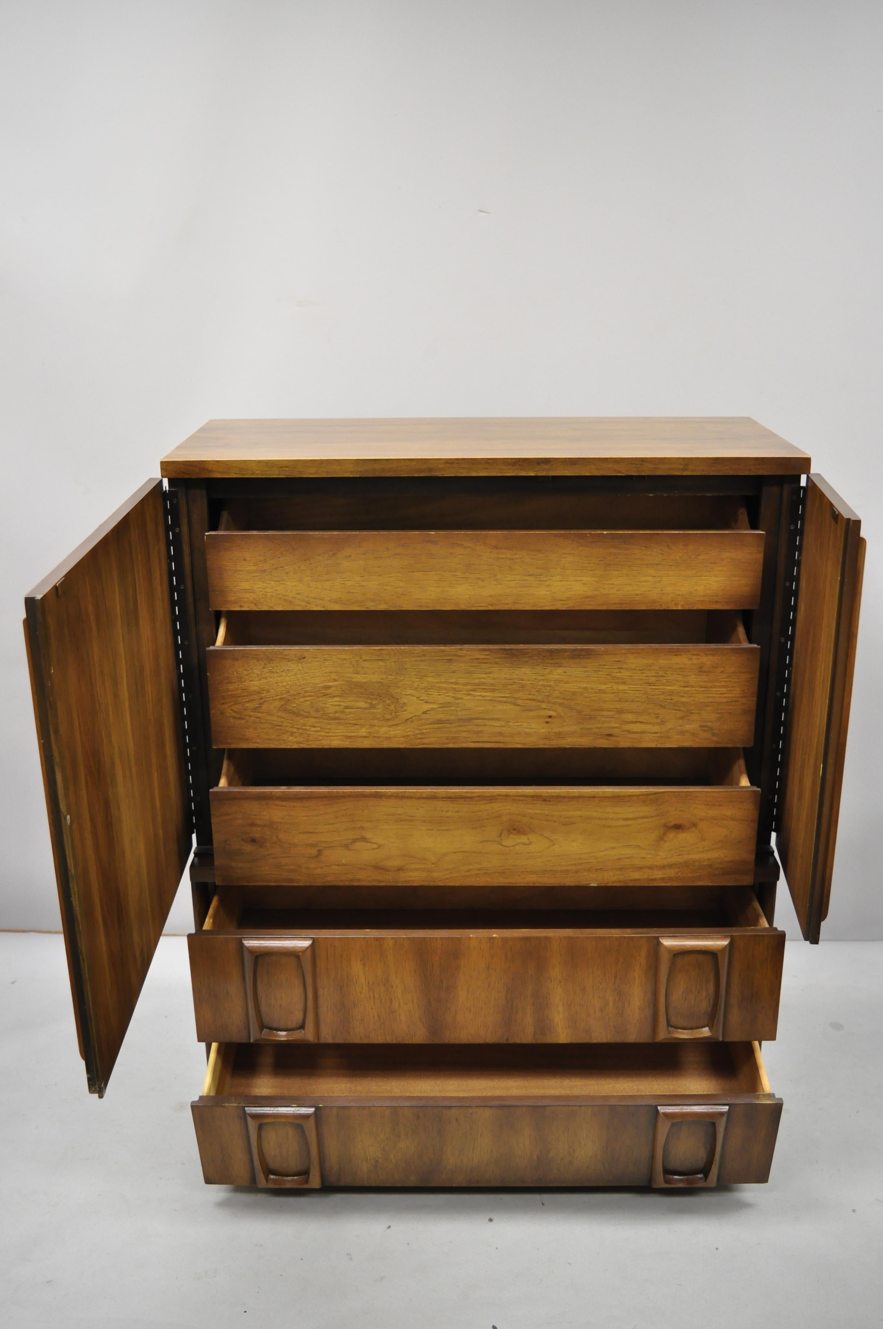 20ième siècle Vintage Mid-Century Modern Sculptured Walnut Tall Chest Dresser Armoire Cabinet en vente