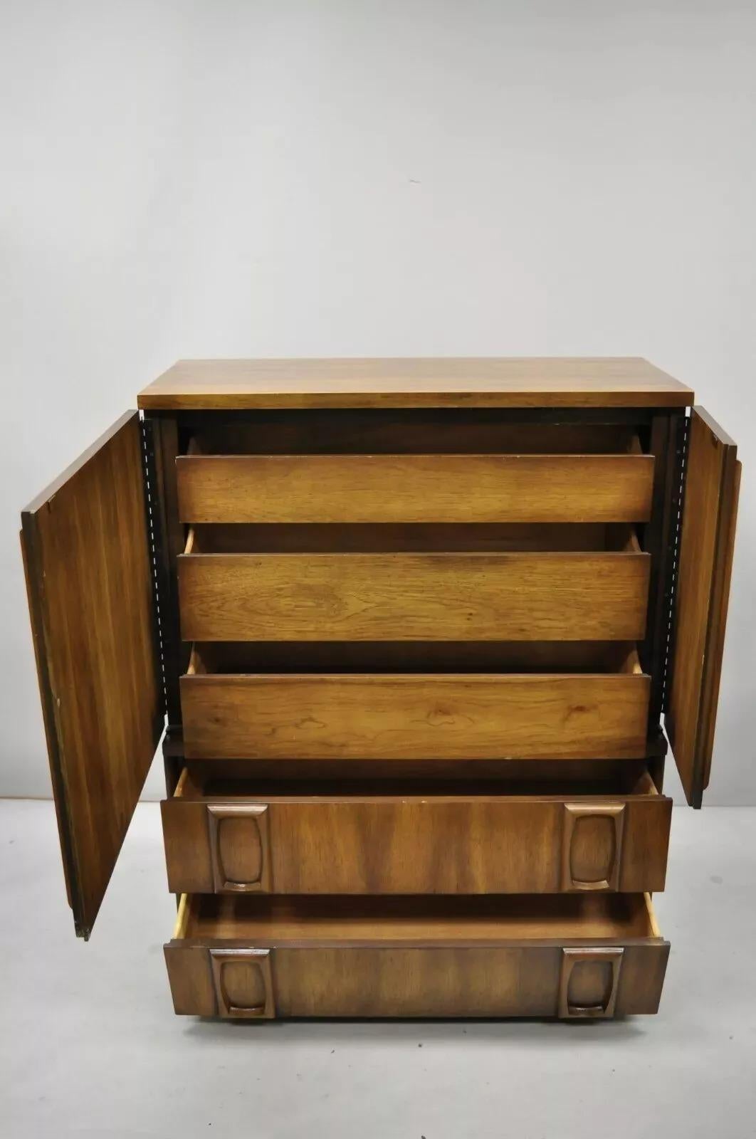 Armario Cómoda Armario Vintage Mid Century Modern Sculpted Walnut Tall Chest en Bueno estado para la venta en Philadelphia, PA