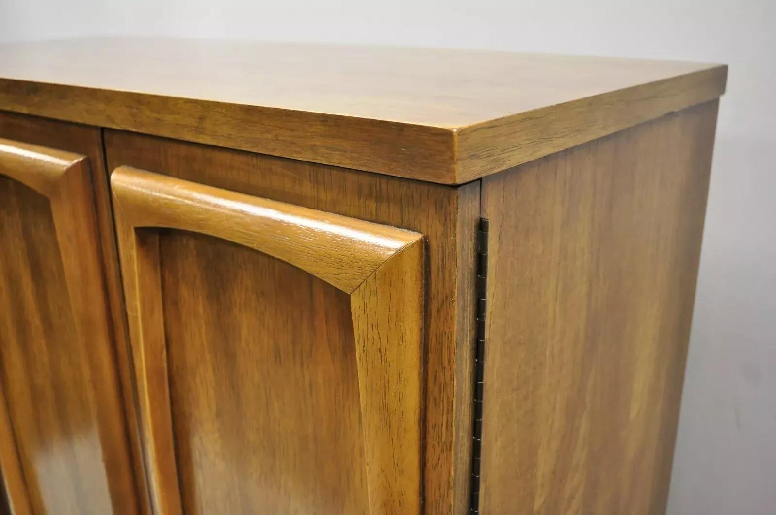Armario Cómoda Armario Vintage Mid Century Modern Sculpted Walnut Tall Chest Nogal en venta