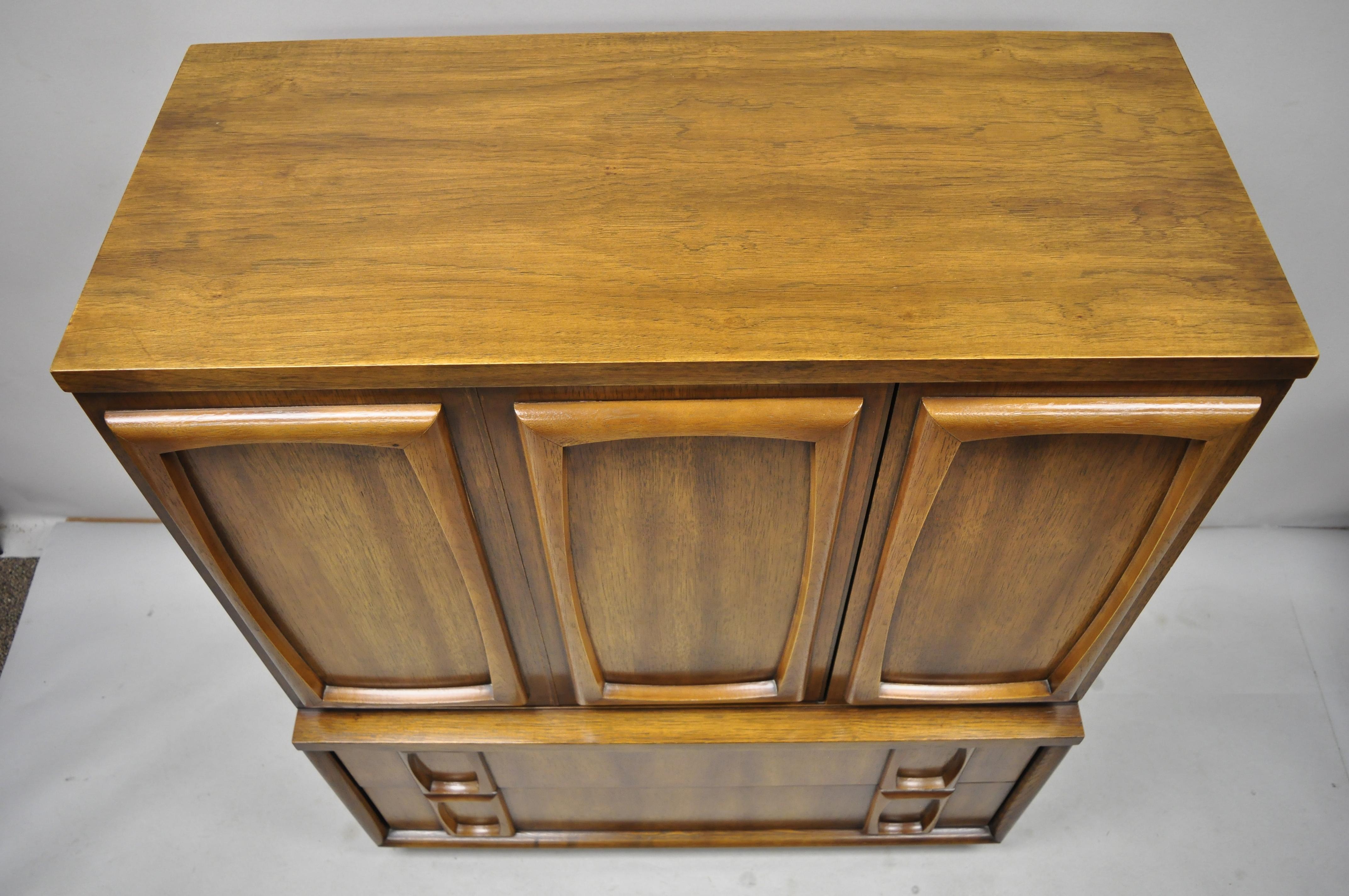 Vintage Mid-Century Modern Sculptured Walnut Tall Chest Dresser Armoire Cabinet en vente 3