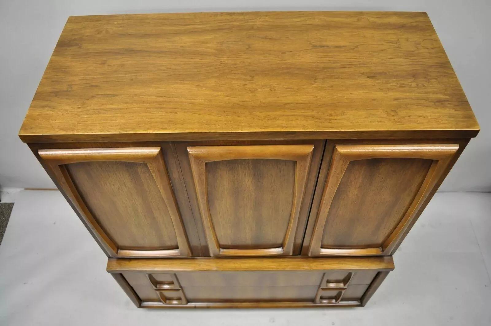 Armario Cómoda Armario Vintage Mid Century Modern Sculpted Walnut Tall Chest en venta 2
