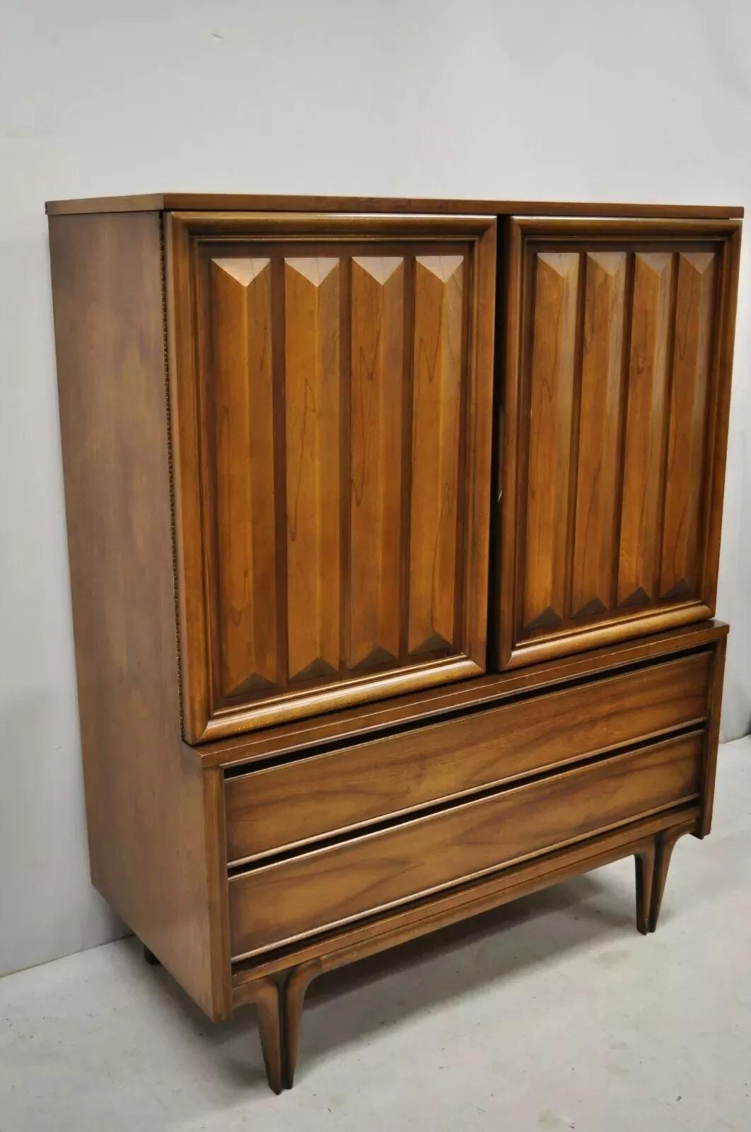 Vintage Mid Century Modern Skulptur Nussbaum V-Leg Tall Chest Dresser Cabinet im Angebot 4